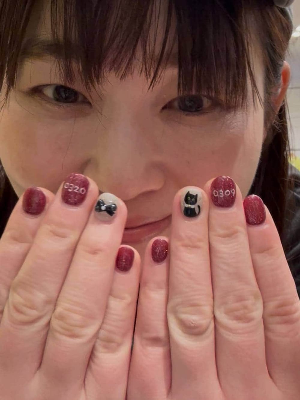 グリーン系のシャツ/ブラウス、グリーン系のTシャツ/カットソー、グレー系のTシャツ/カットソーを着用したレディースの春コーディネートの5枚目の写真