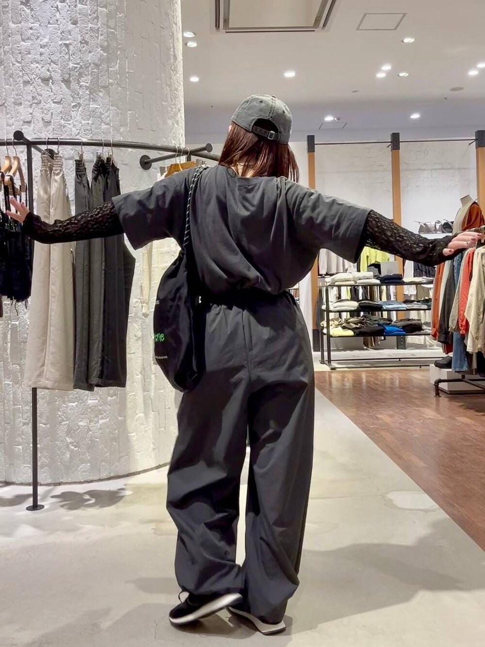 グレー系のその他パンツ、ブラック系のスニーカー、ブラック系のトートバッグを着用したレディースの春コーディネートの4枚目の写真