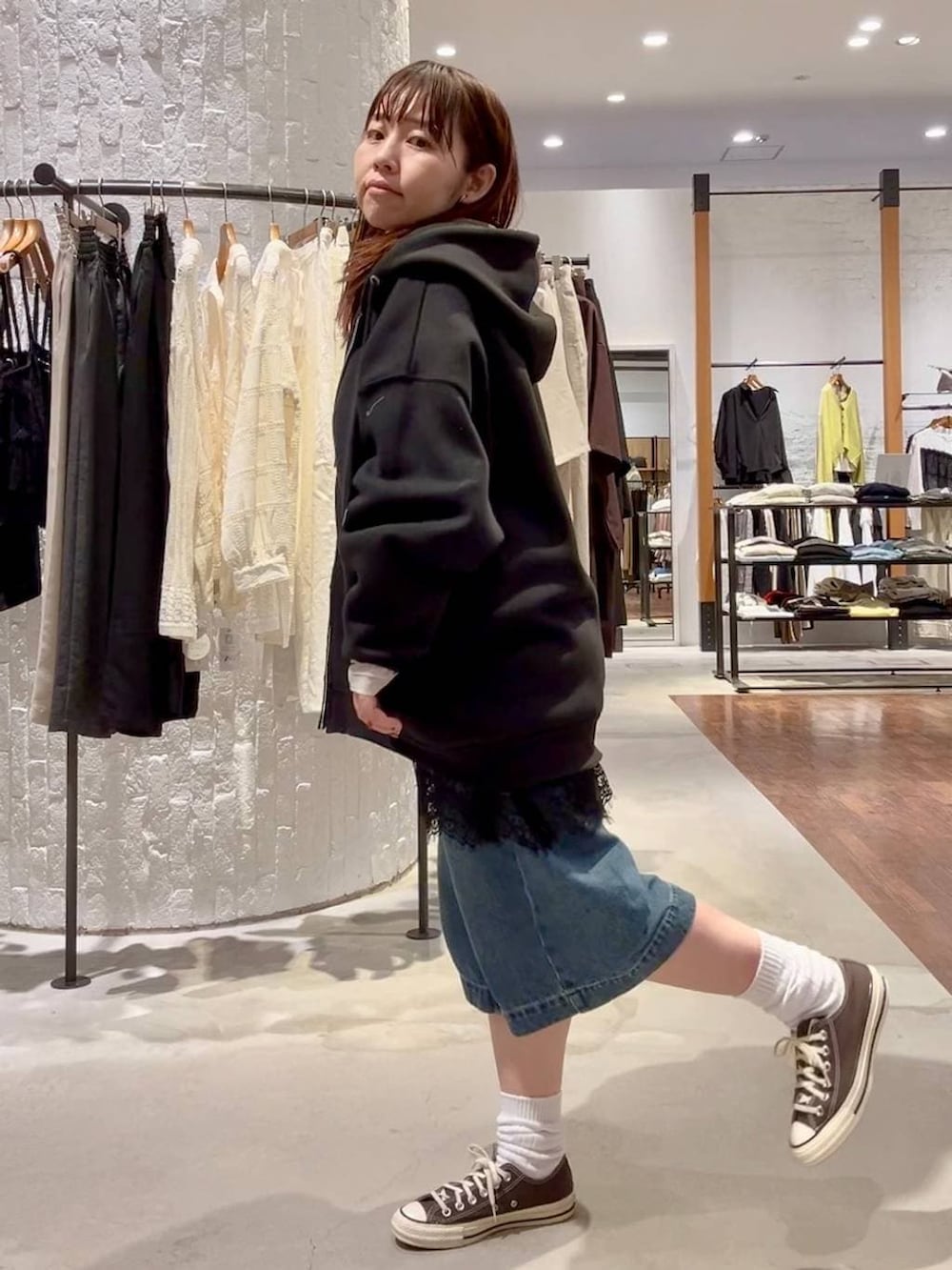 ホワイト系のTシャツ/カットソー、ブラウン系のスニーカー、ブラック系のパーカーを着用したレディースの春コーディネートの3枚目の写真