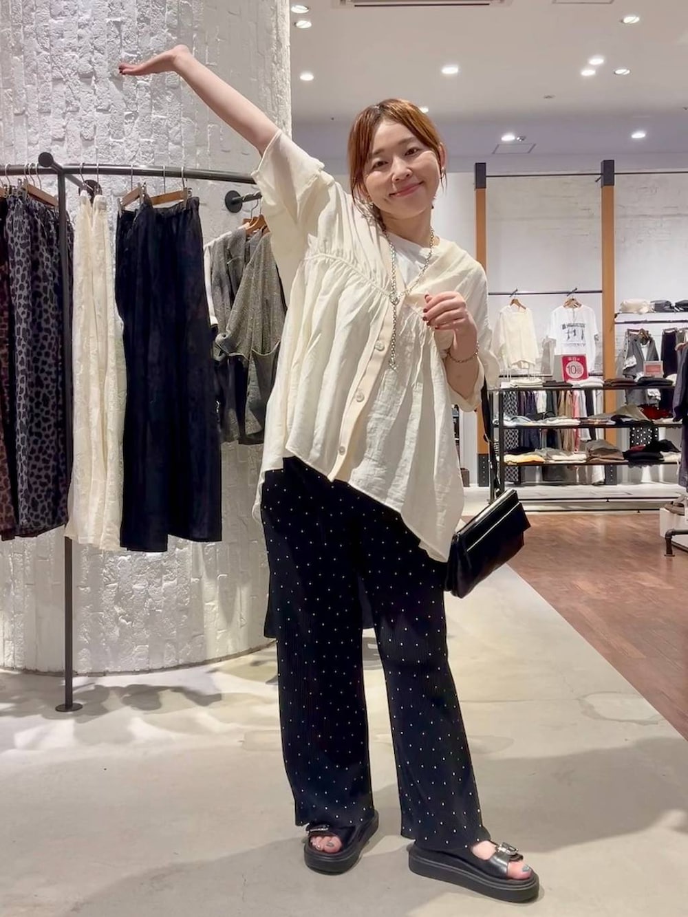 その他のその他パンツ、ホワイト系のカーディガン/ボレロ、ブラック系のサンダルを着用したレディースの夏コーディネートの2枚目の写真