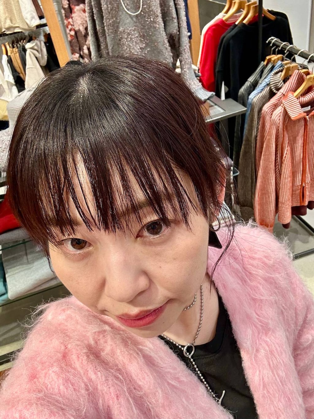 その他のTシャツ/カットソー、ブラック系のその他パンツ、ピンク系のカーディガン/ボレロを着用したレディースの秋コーディネートの2枚目の写真