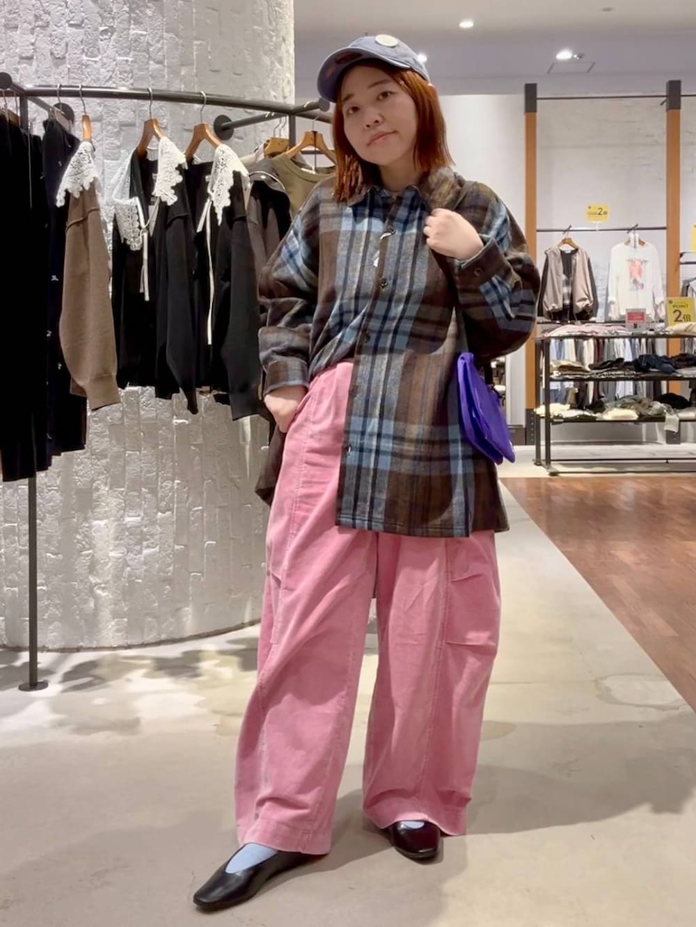 パープル系のショルダーバッグ、ピンク系のその他パンツ、ブラック系のパンプスを着用したレディースの秋コーディネートの5枚目の写真