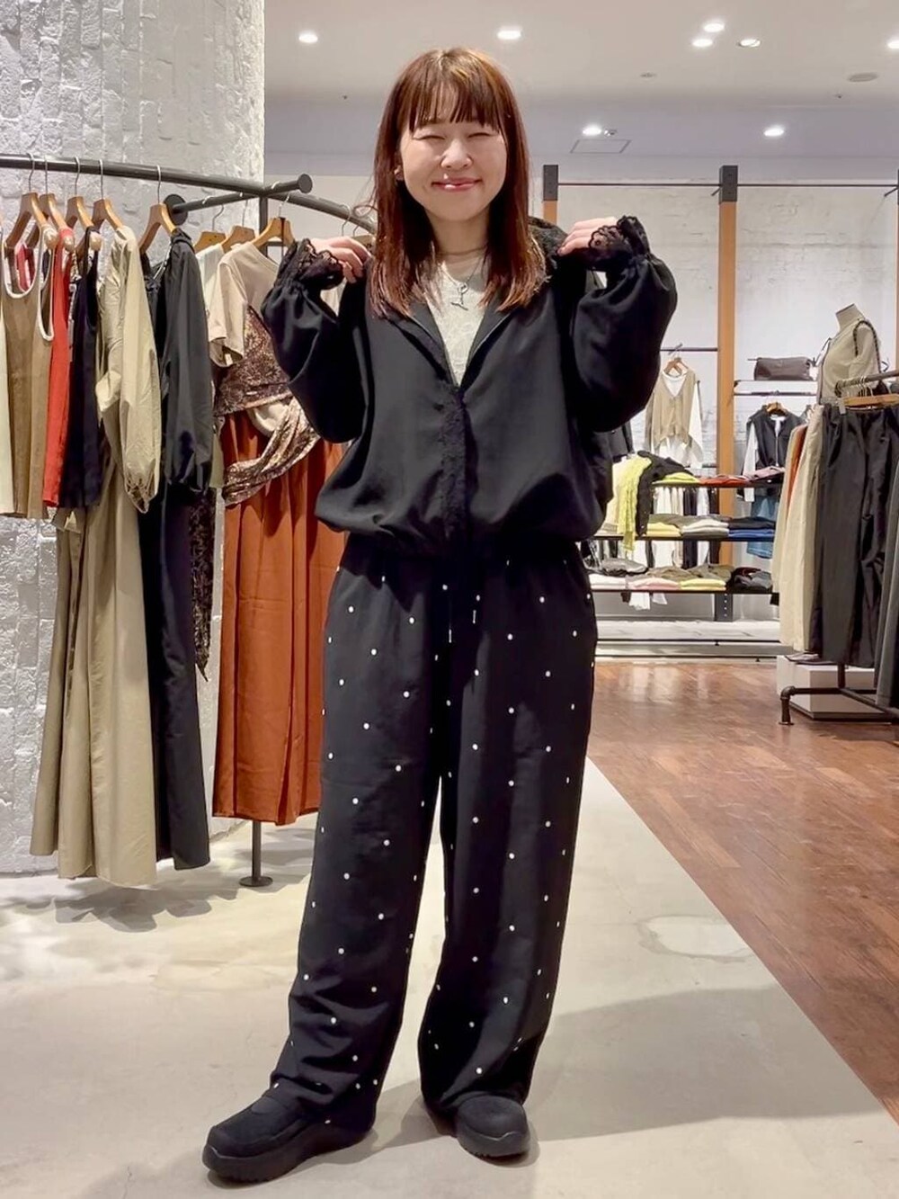 ブラック系のその他シューズ、ホワイト系のTシャツ/カットソー、ブラック系のその他パンツを着用したレディースの春コーディネートの7枚目の写真