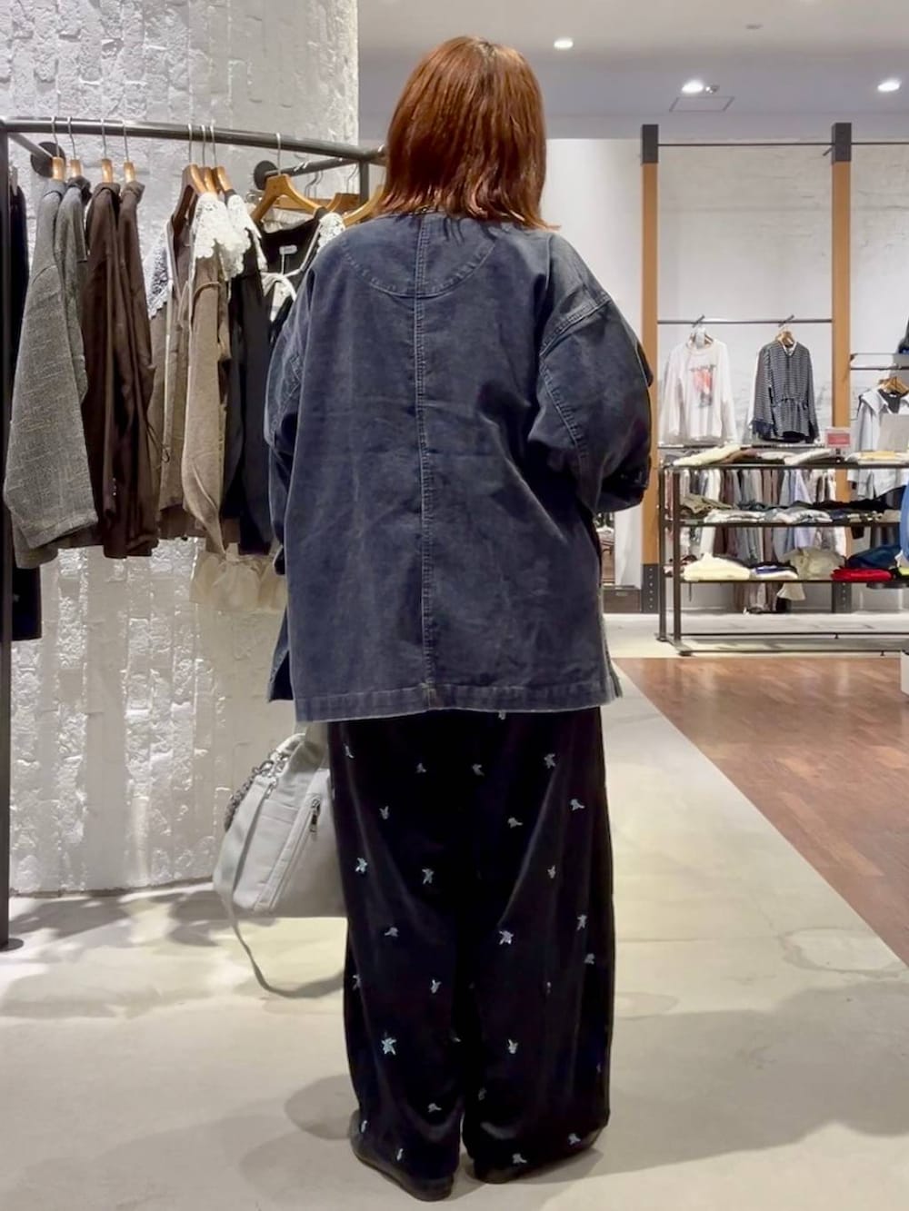 ブルー系のカーディガン/ボレロ、ブラック系のその他パンツ、ブラック系のその他トップスを着用したレディースの秋コーディネートの5枚目の写真