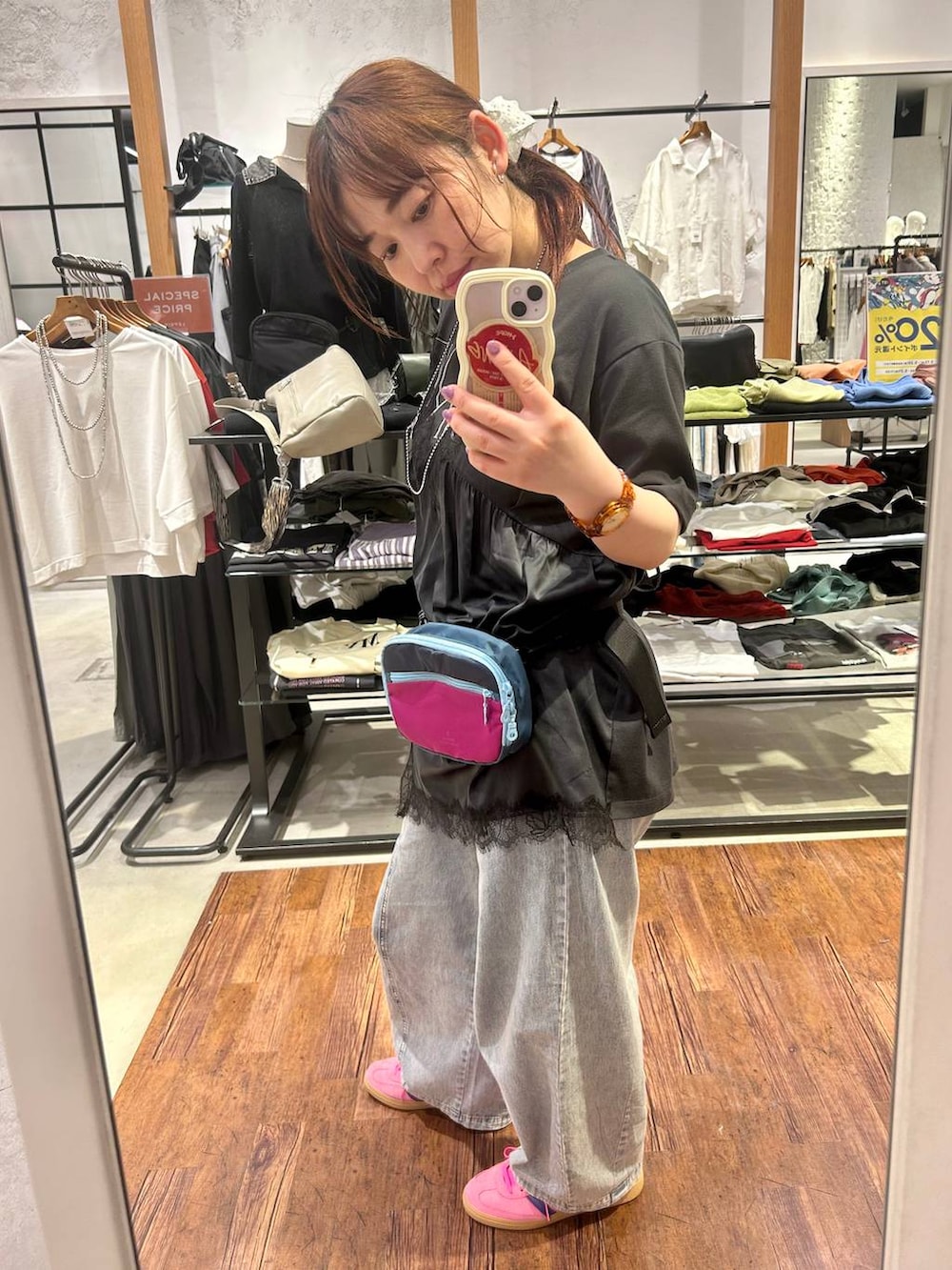 ブルー系のデニムパンツ、グレー系のTシャツ/カットソー、その他のボディバッグ/ウエストポーチを着用したレディースの春コーディネートの3枚目の写真