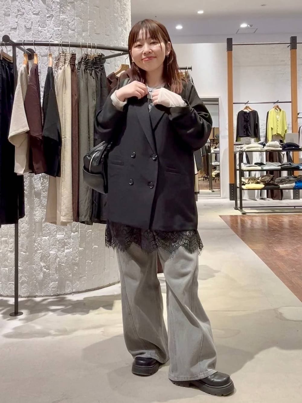 ホワイト系のTシャツ/カットソー、グレー系のデニムパンツ、ブラック系のその他シューズを着用したレディースの春コーディネートの2枚目の写真