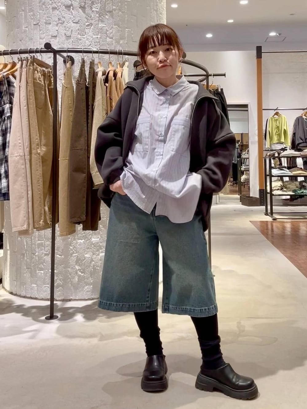 ブラック系のその他シューズ、ブラック系のボストンバッグ、ブルー系のデニムパンツを着用したレディースの冬コーディネートの2枚目の写真