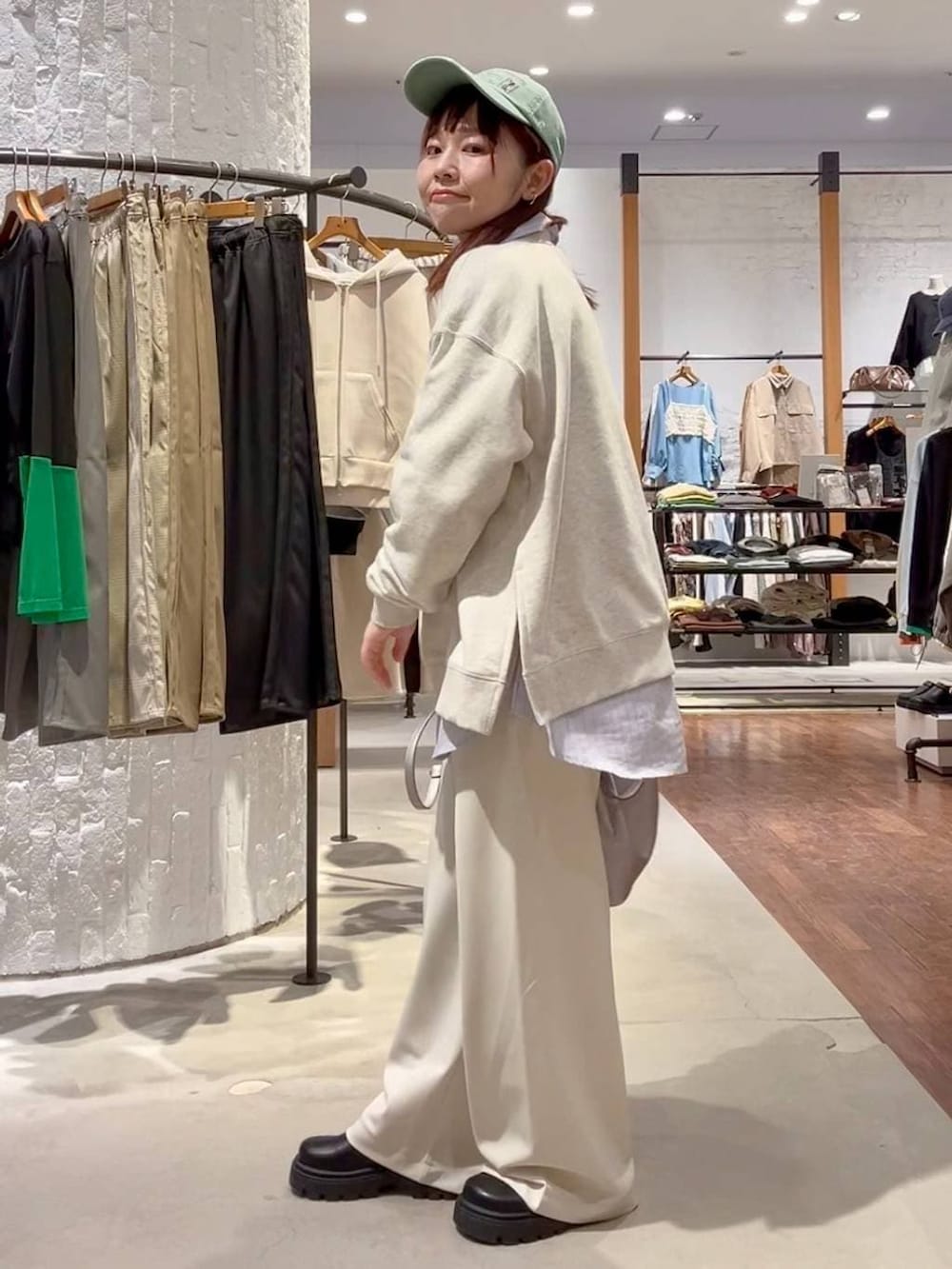 ブラック系のその他シューズ、ピンク系のトートバッグ、ホワイト系のその他パンツを着用したレディースの冬コーディネートの4枚目の写真