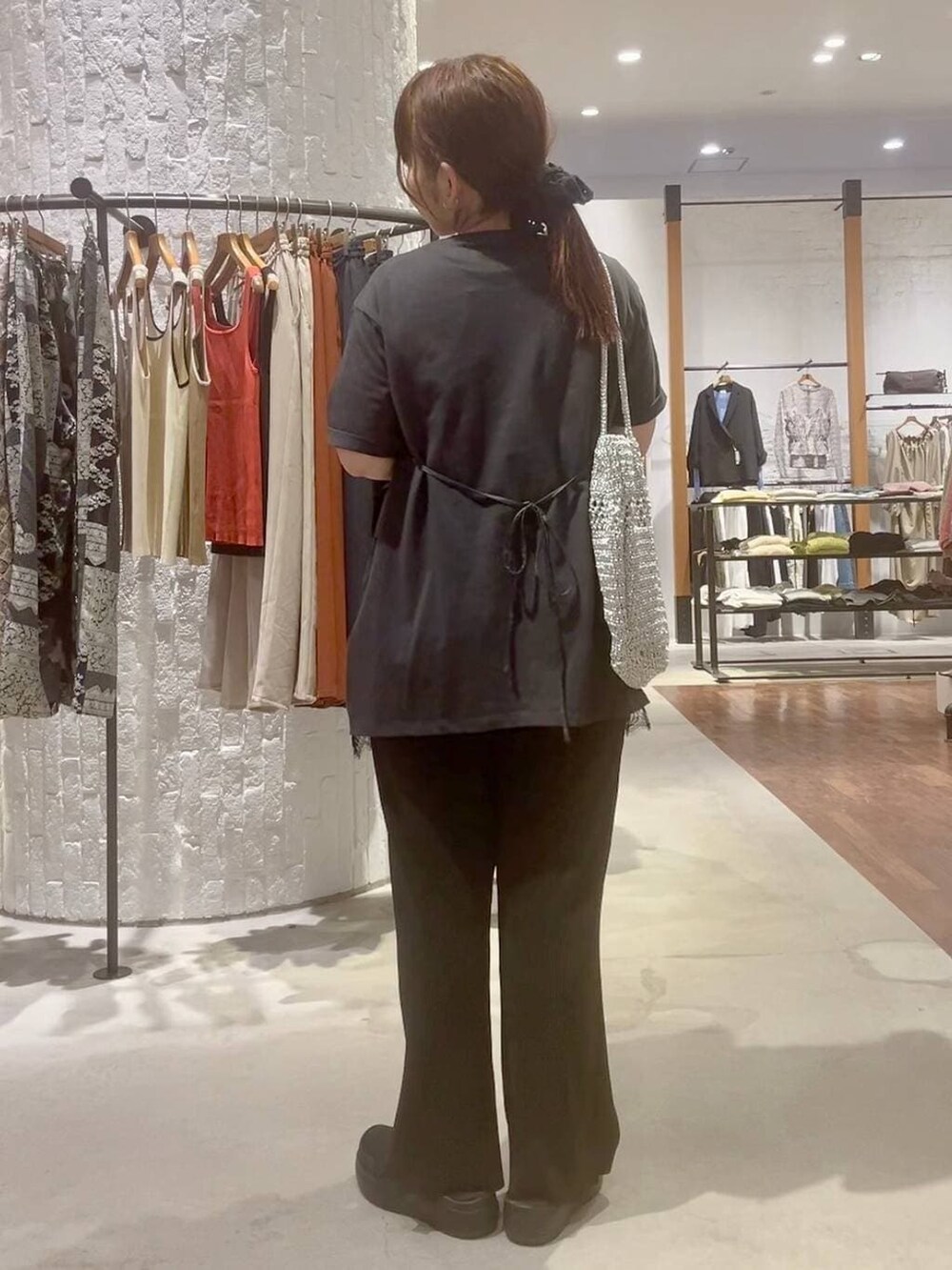 ブラック系のその他パンツ、ブラック系のその他シューズ、シルバー系のショルダーバッグを着用したレディースの春コーディネートの7枚目の写真