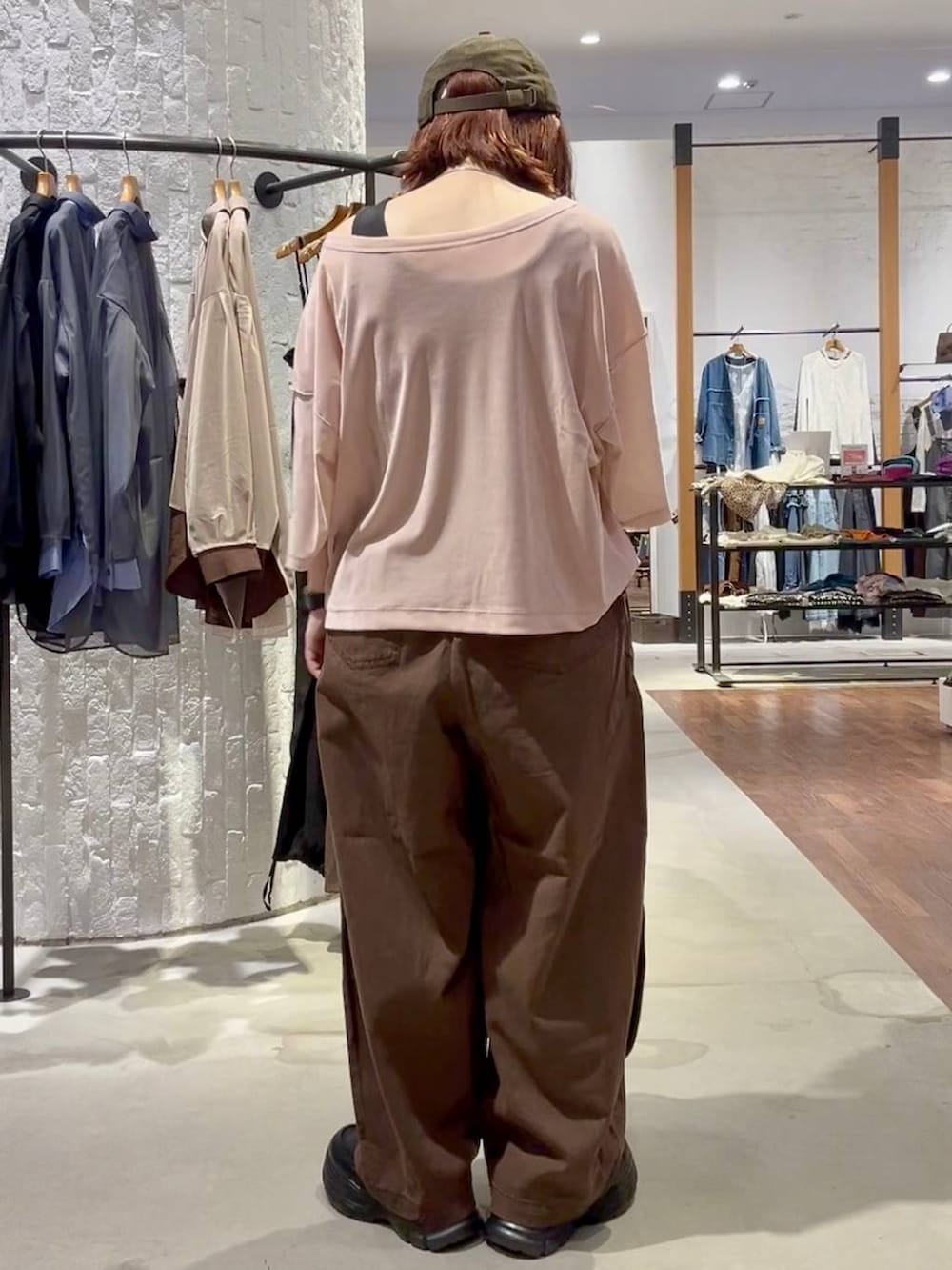 ブラック系のローファー、ブラウン系のその他パンツ、その他のショルダーバッグを着用したレディースの夏コーディネートの4枚目の写真