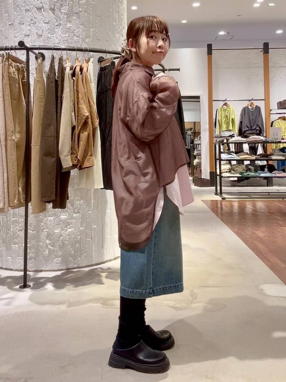 グレー系のパーカー、ブラック系のショルダーバッグ、ブラック系のその他シューズを着用したレディースの冬コーディネートの6枚目の写真