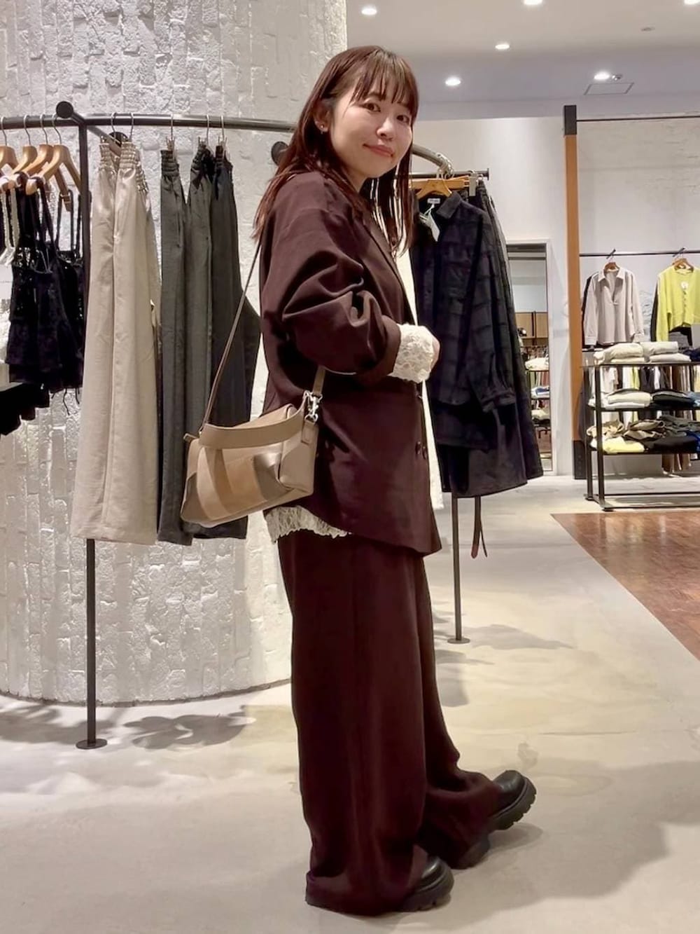 ブラック系のその他シューズ、ホワイト系のシャツ/ブラウス、ブラウン系のその他パンツを着用したレディースの春コーディネートの5枚目の写真