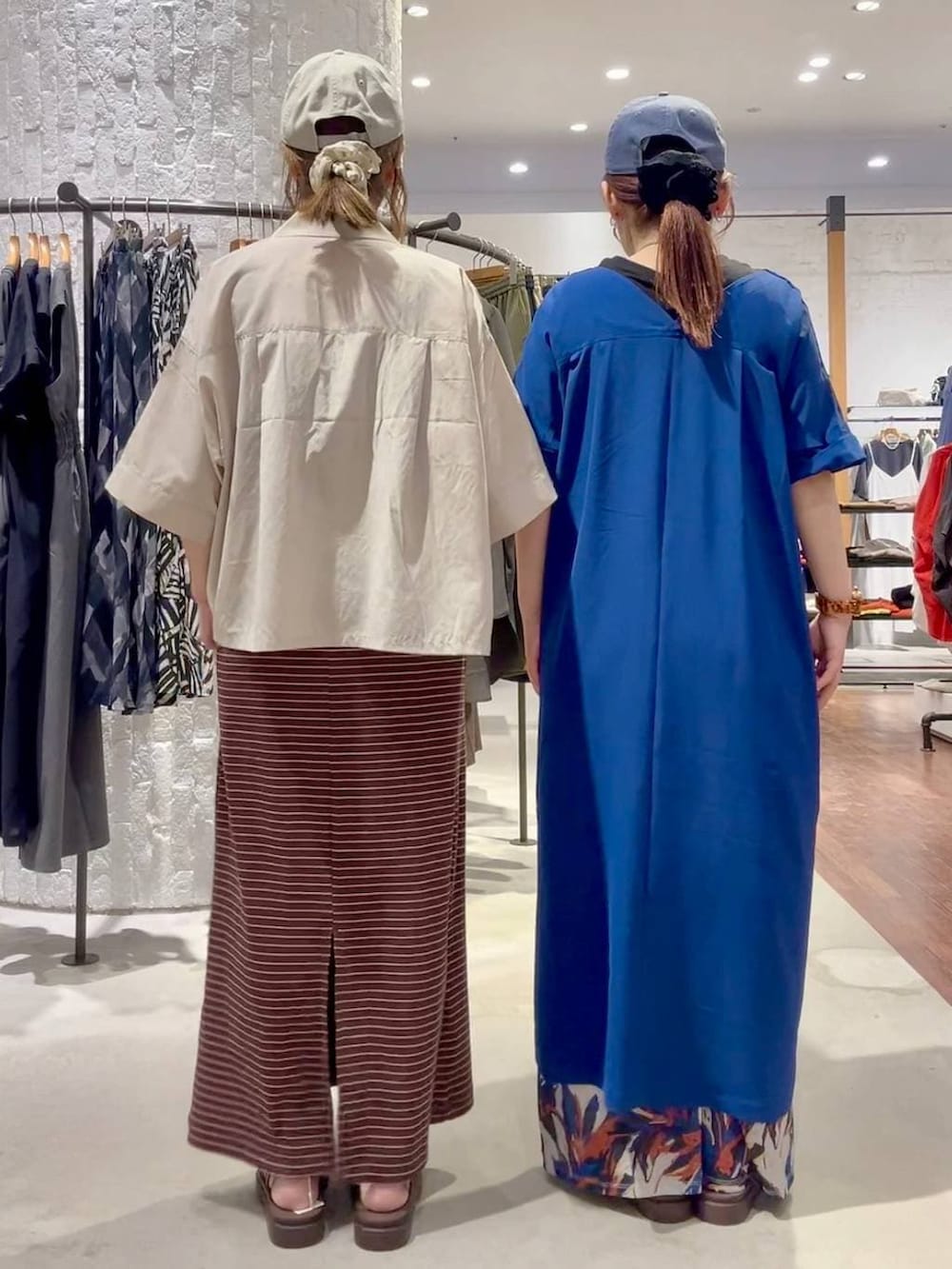 ホワイト系のその他パンツ、ブラウン系のサンダル、ブラウン系のサンダルを着用したレディースの春コーディネートの5枚目の写真