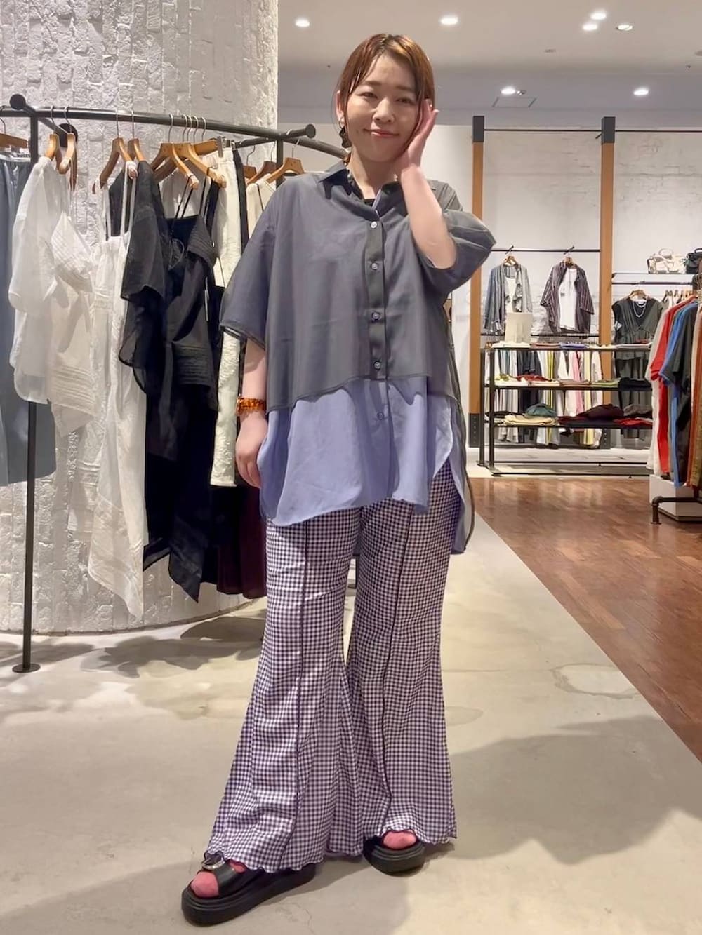 ブラック系のサンダル、パープル系のその他パンツ、パープル系のシャツ/ブラウスを着用したレディースの夏コーディネートの6枚目の写真
