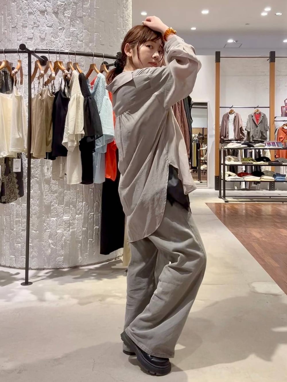 グレー系のシャツ/ブラウス、グレー系のデニムパンツ、ブラック系のその他シューズを着用したレディースの春コーディネートの4枚目の写真