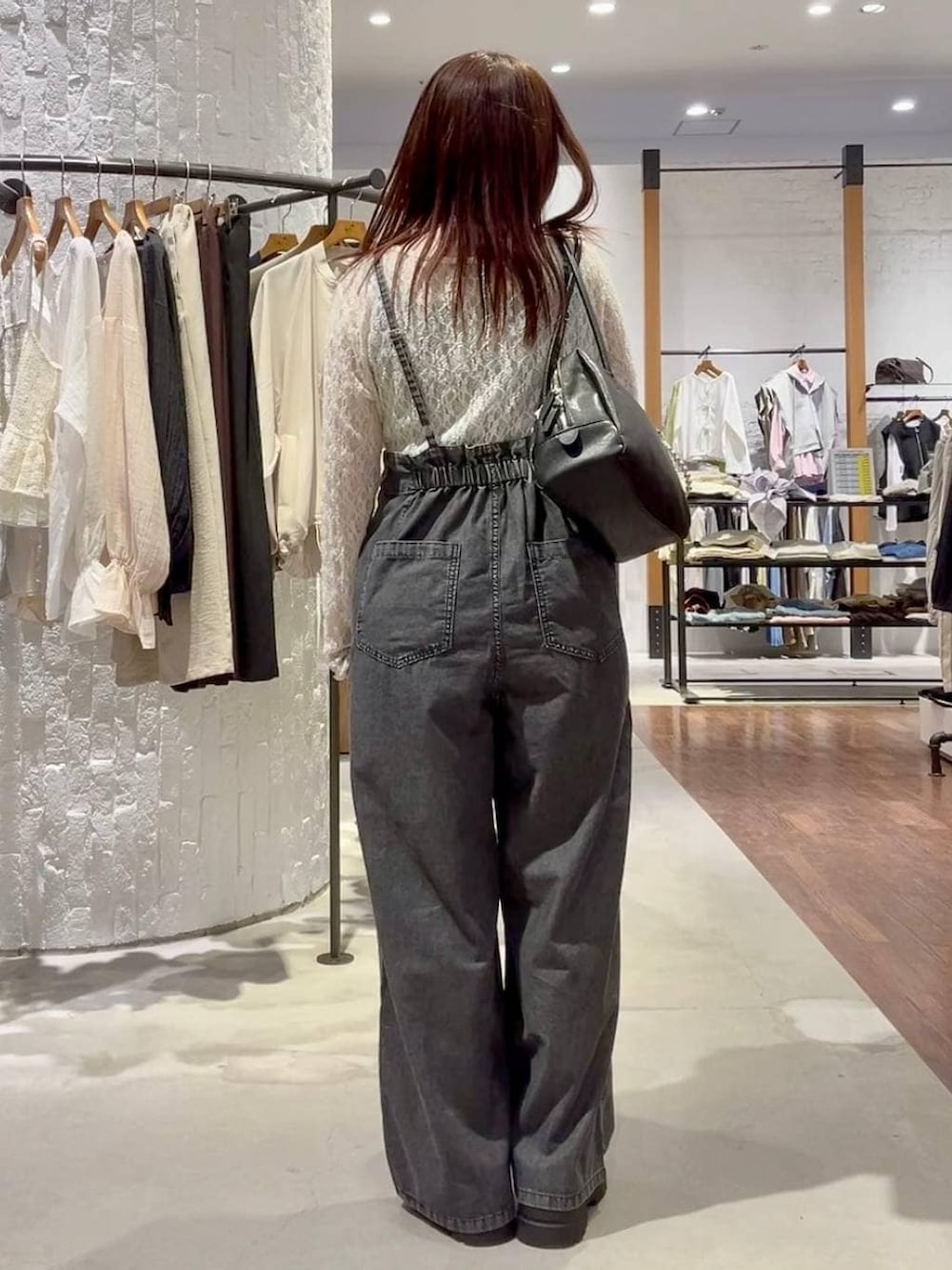 ブラック系のボストンバッグ、ブラック系のその他シューズ、グレー系のサロペット/オーバーオールを着用したレディースの春コーディネートの3枚目の写真