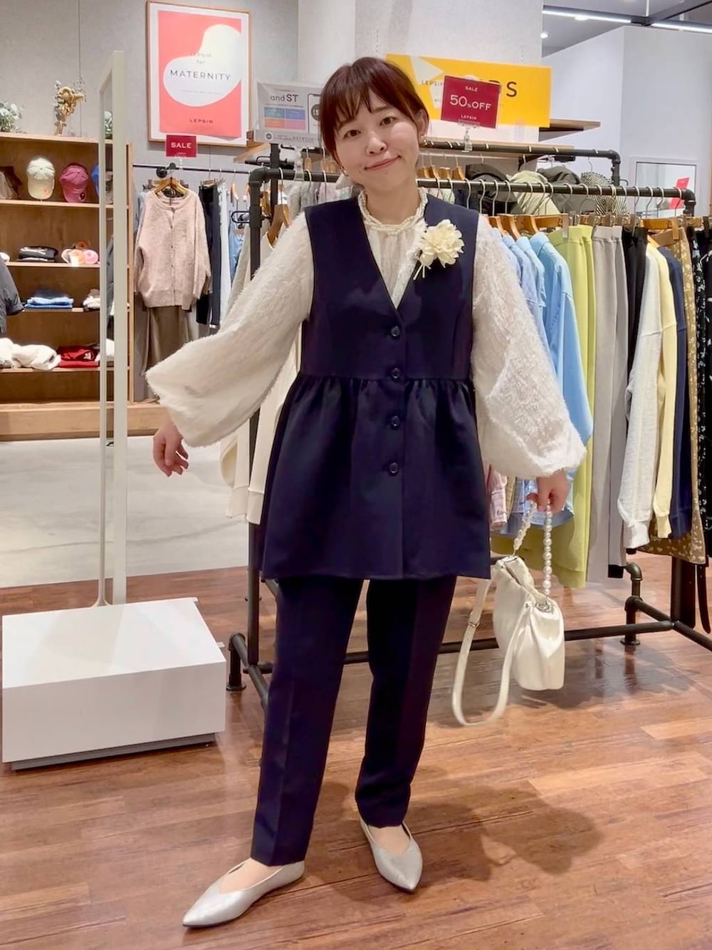 ブルー系のその他パンツ、ブルー系のその他アウター、ベージュ系のシャツ/ブラウスを着用したレディースの冬コーディネートの2枚目の写真