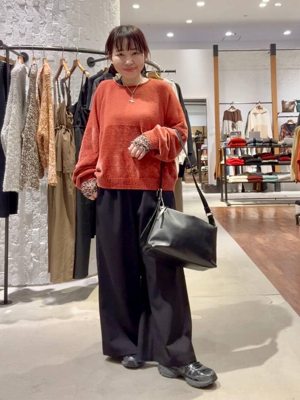 その他のTシャツ/カットソー、ブラック系のその他パンツ、ブラック系のショルダーバッグを着用したレディースの秋コーディネートの2枚目の写真