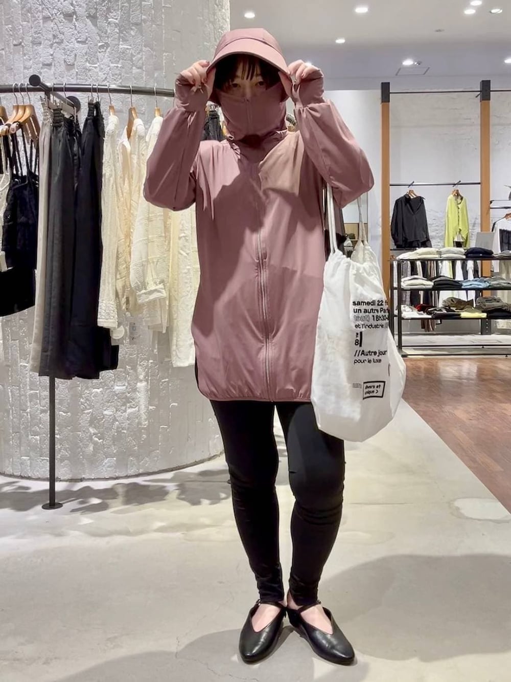 ホワイト系のトートバッグ、レッド系のタンクトップ、ブラック系のパンプスを着用したレディースの春コーディネートの5枚目の写真