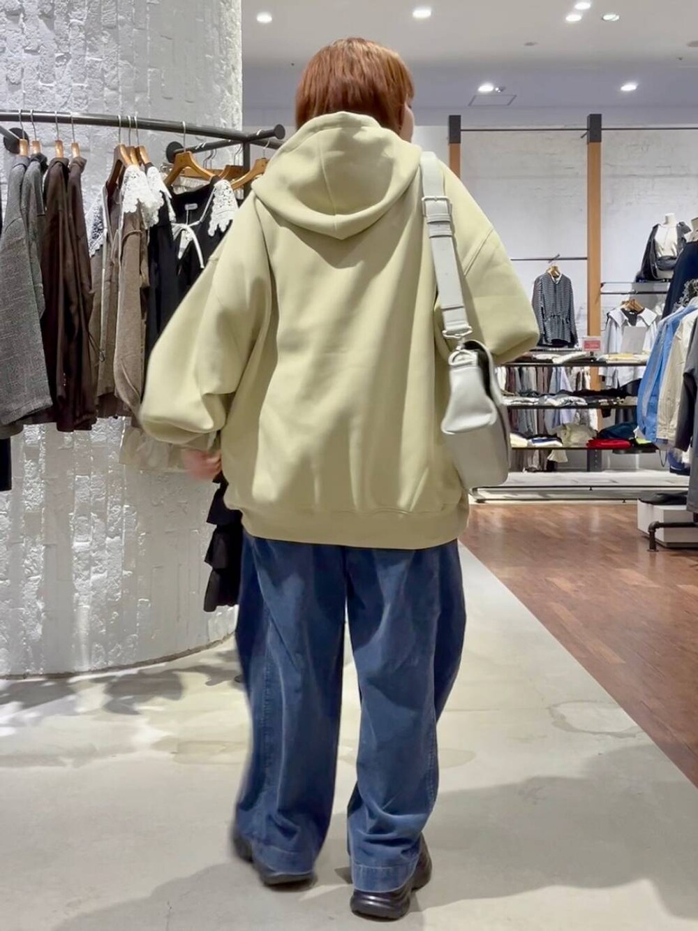 ブラウン系のローファー、ブルー系のその他パンツ、ブラック系のTシャツ/カットソーを着用したレディースの秋コーディネートの4枚目の写真