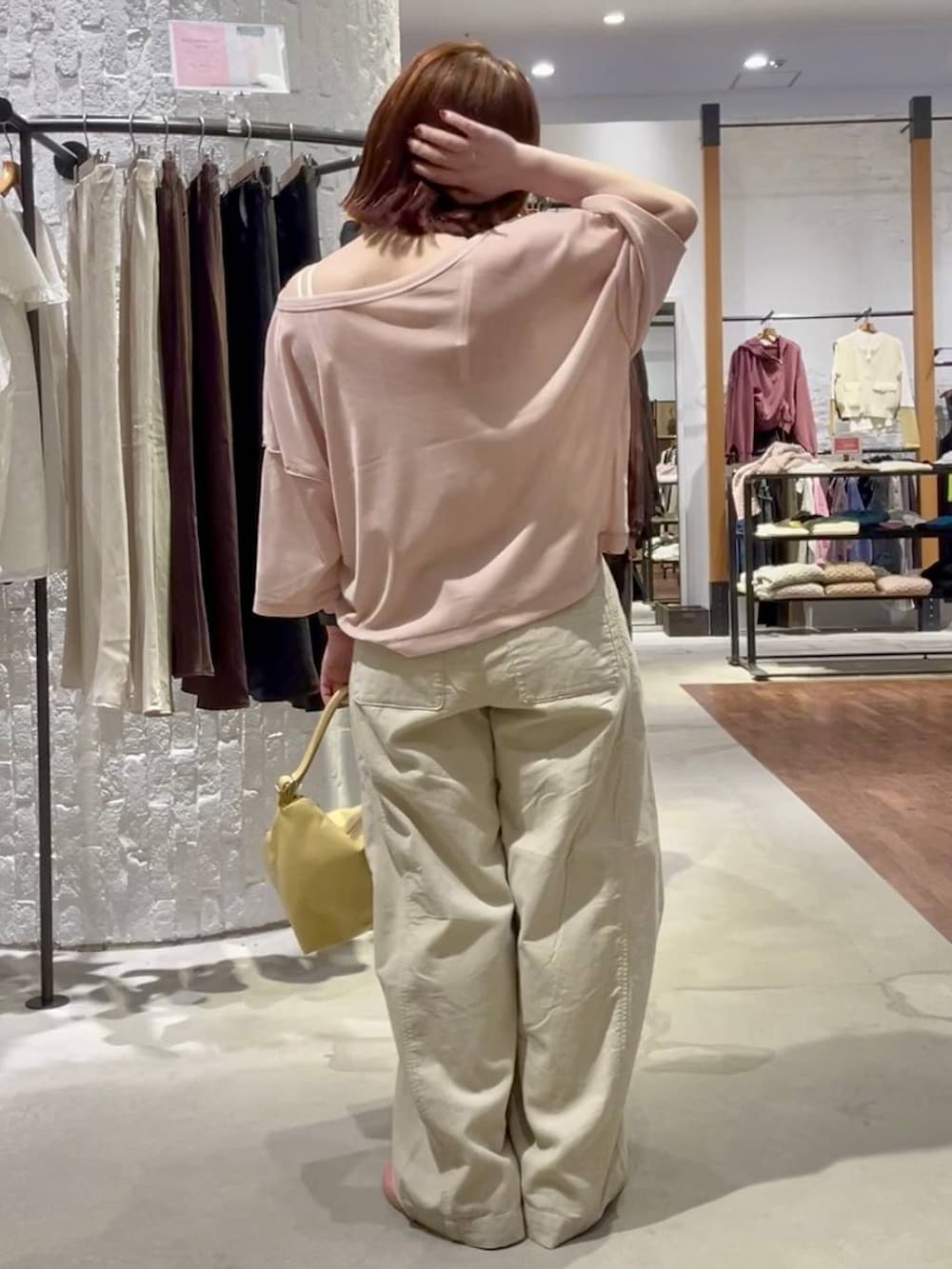 ベージュ系のその他パンツ、イエロー系のショルダーバッグ、ピンク系のTシャツ/カットソーを着用したレディースの秋コーディネートの5枚目の写真