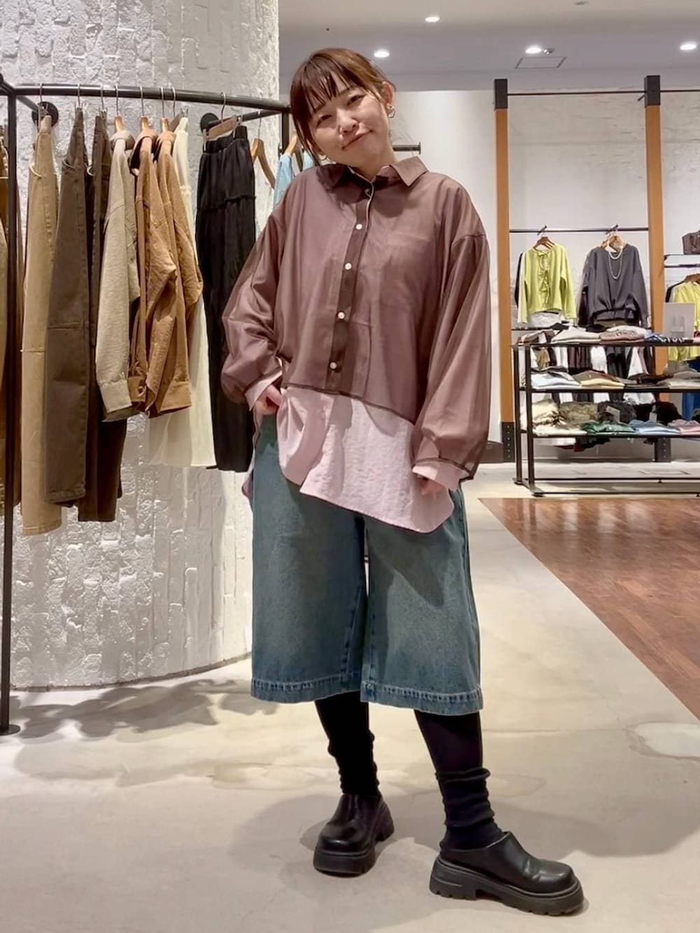 グレー系のパーカー、ブラック系のショルダーバッグ、ブラック系のその他シューズを着用したレディースの冬コーディネートの5枚目の写真