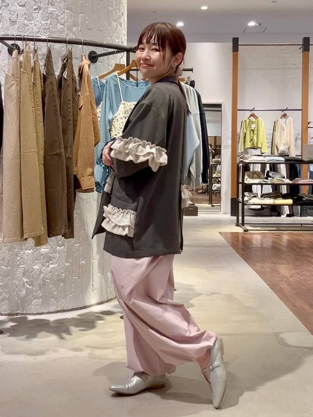 ブラック系のショルダーバッグ、ピンク系のその他パンツ、ホワイト系のシャツ/ブラウスを着用したレディースの春コーディネートの3枚目の写真