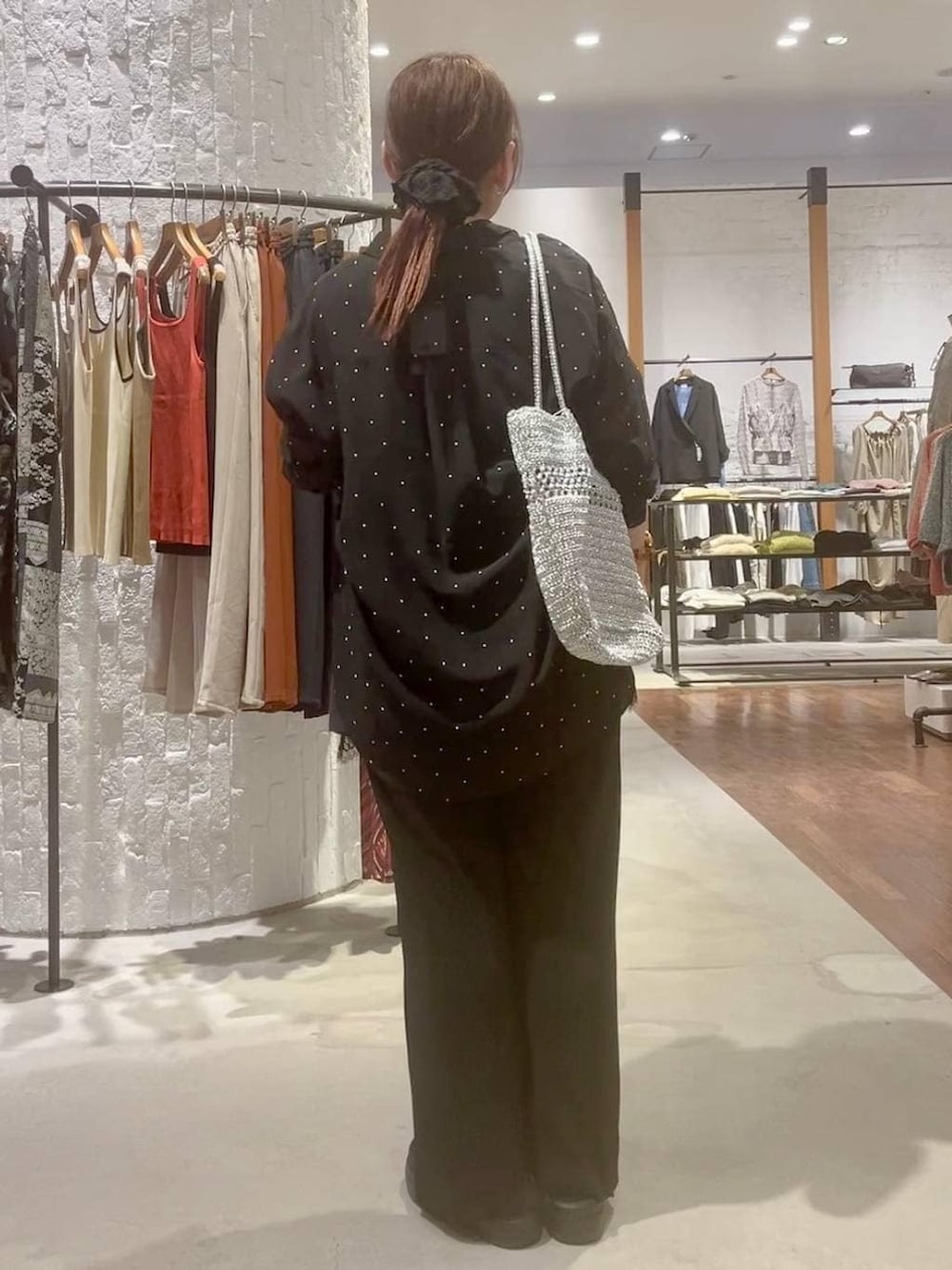 ブラック系のその他パンツ、ブラック系のその他シューズ、シルバー系のショルダーバッグを着用したレディースの春コーディネートの5枚目の写真