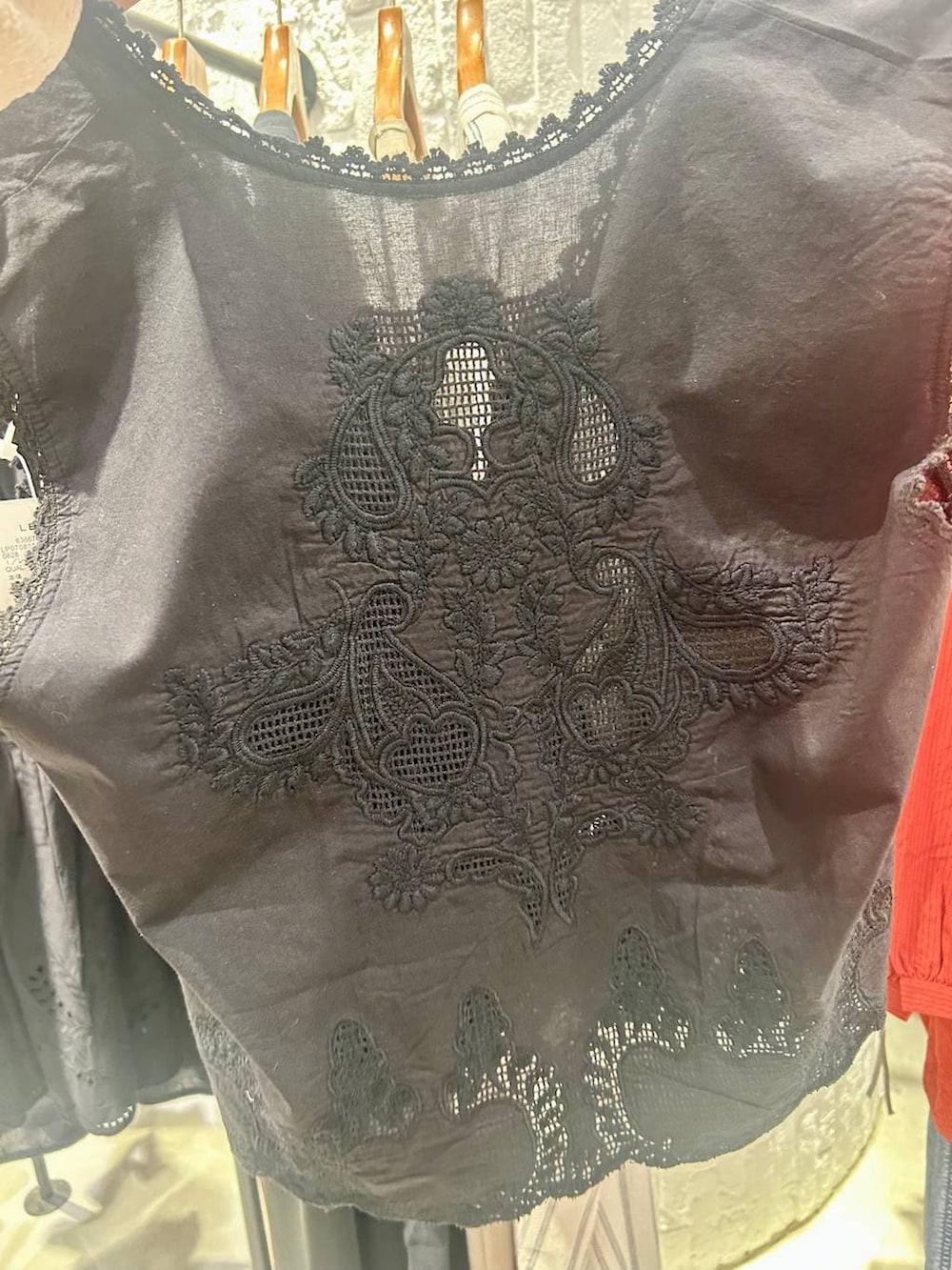 ブラック系のその他パンツ、ブラック系のその他シューズ、ホワイト系のベストを着用したレディースの春コーディネートの9枚目の写真