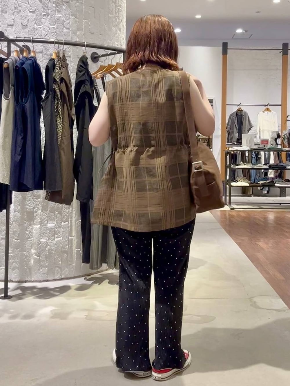 その他のその他パンツ、グレー系のTシャツ/カットソー、ブラウン系のベストを着用したレディースの夏コーディネートの5枚目の写真