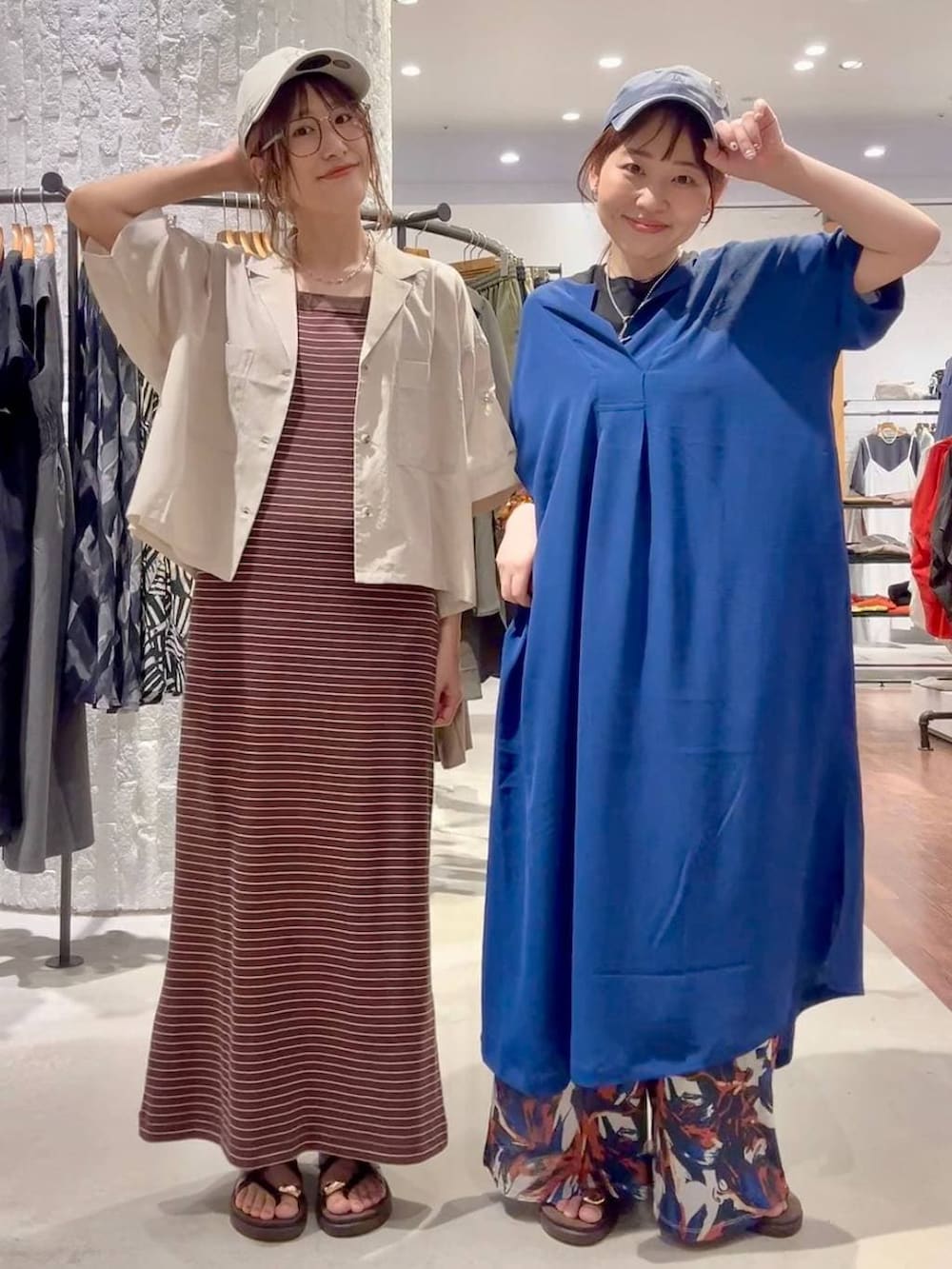 ホワイト系のその他パンツ、ブラウン系のサンダル、ブラウン系のサンダルを着用したレディースの春コーディネートの2枚目の写真
