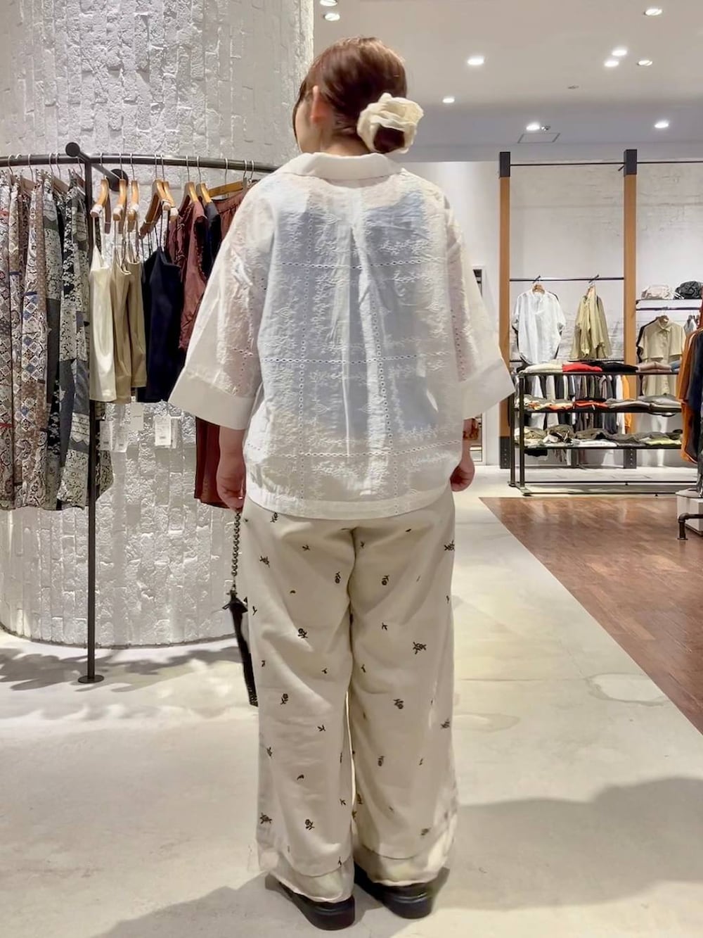 ベージュ系のその他パンツ、ブラック系のサンダル、ホワイト系のその他アウターを着用したレディースの春コーディネートの4枚目の写真