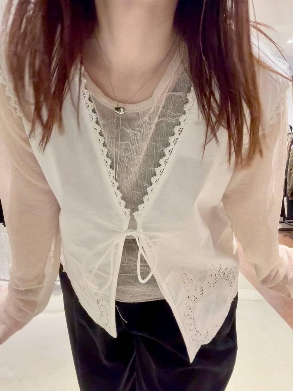 ブラック系のその他パンツ、ブラック系のその他シューズ、ホワイト系のベストを着用したレディースの春コーディネートの5枚目の写真