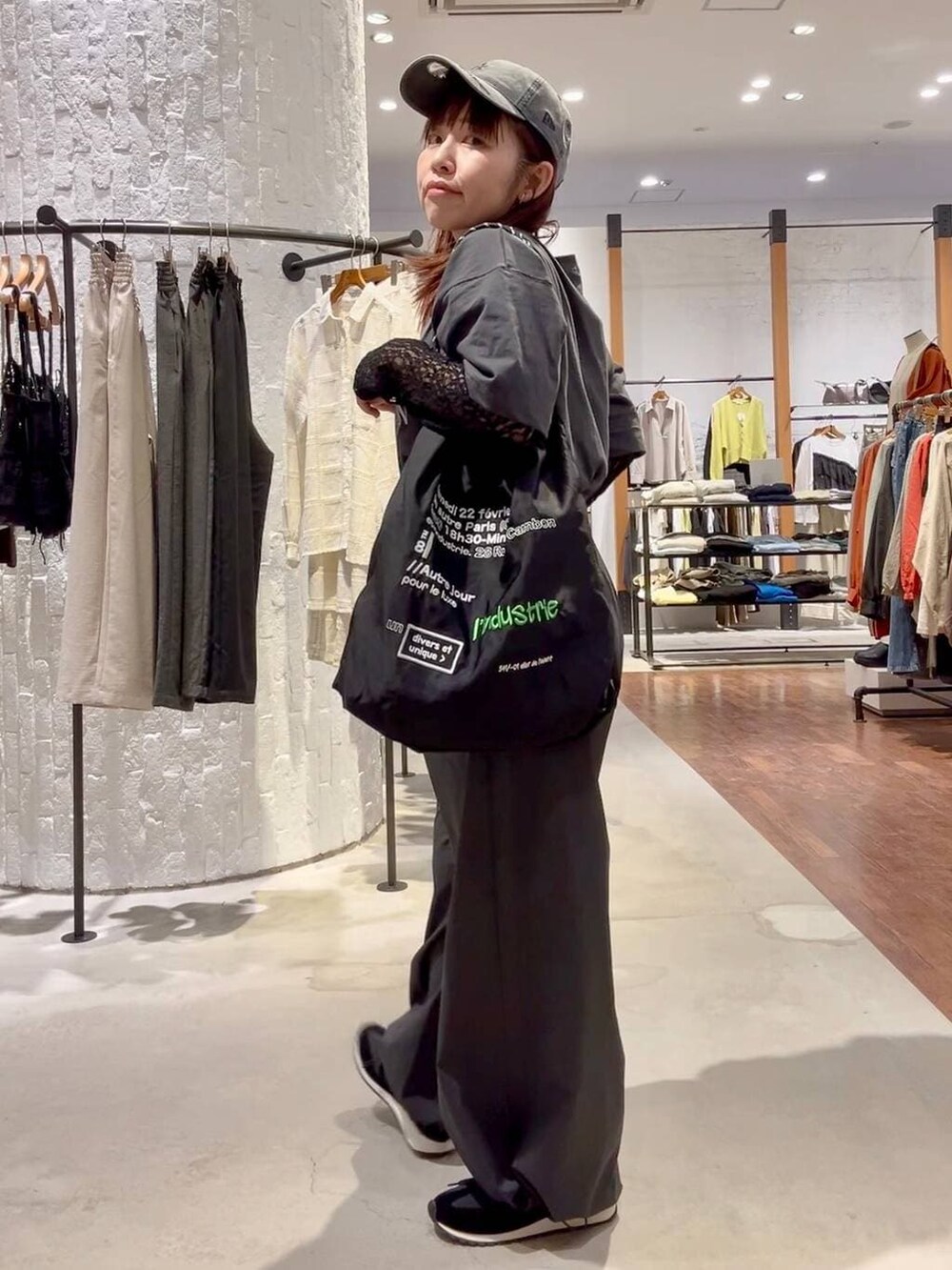 グレー系のその他パンツ、ブラック系のスニーカー、ブラック系のトートバッグを着用したレディースの春コーディネートの3枚目の写真