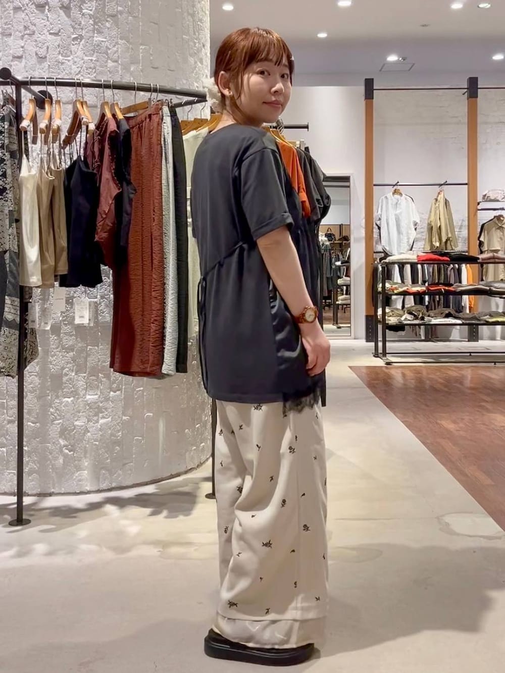 ベージュ系のその他パンツ、ブラック系のサンダル、シルバー系のショルダーバッグを着用したレディースの春コーディネートの3枚目の写真