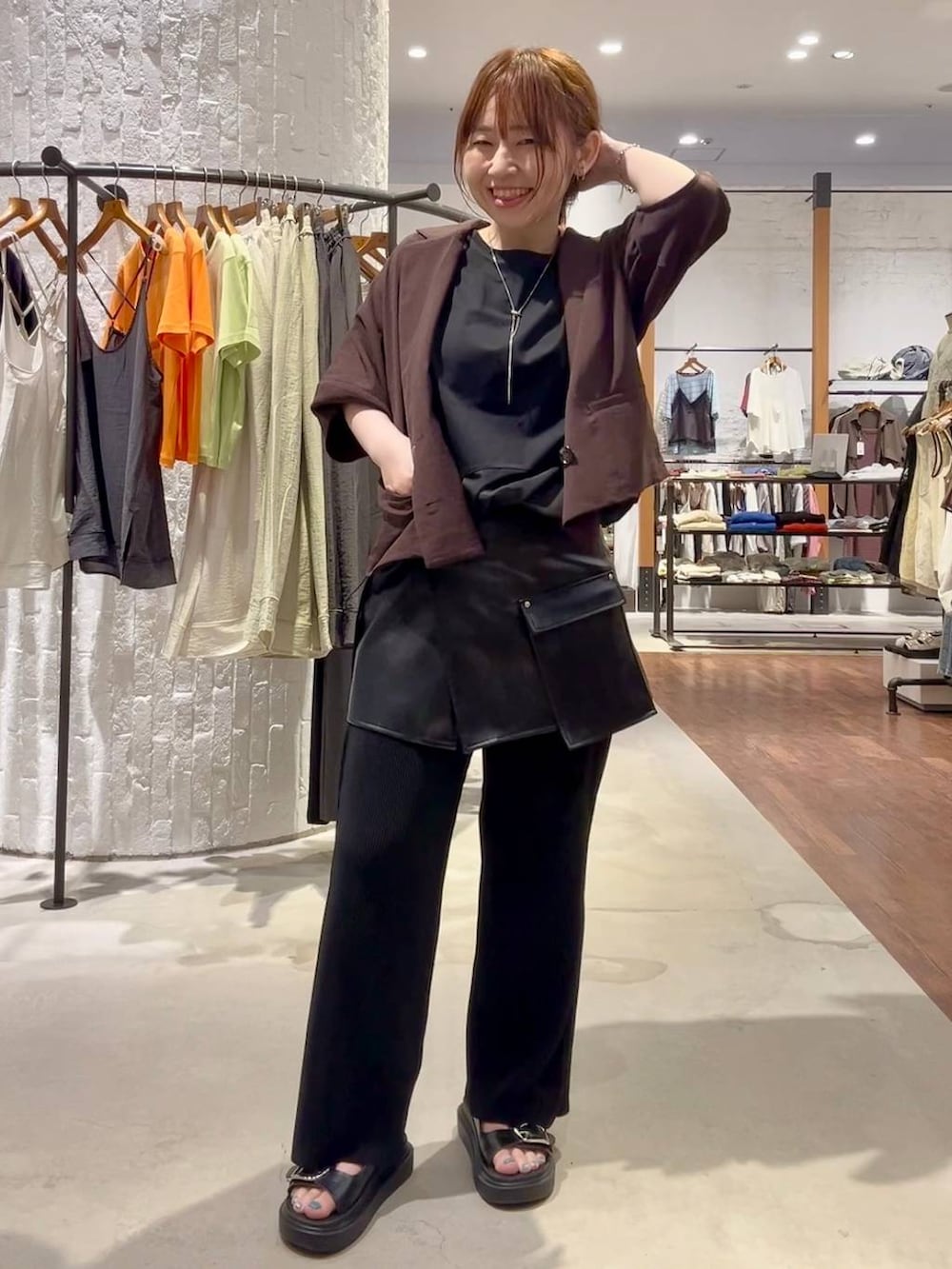 ブラック系のその他パンツ、ブラック系のサンダル、ブラウン系のテーラードジャケットを着用したレディースの夏コーディネートの2枚目の写真