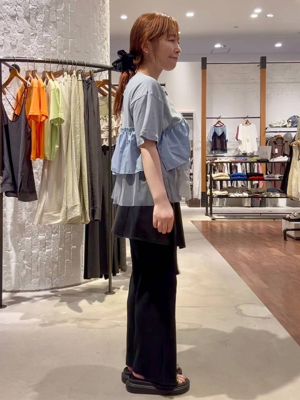 ブラック系のその他パンツ、ブラック系のショルダーバッグ、ブラック系のサンダルを着用したレディースの夏コーディネートの3枚目の写真