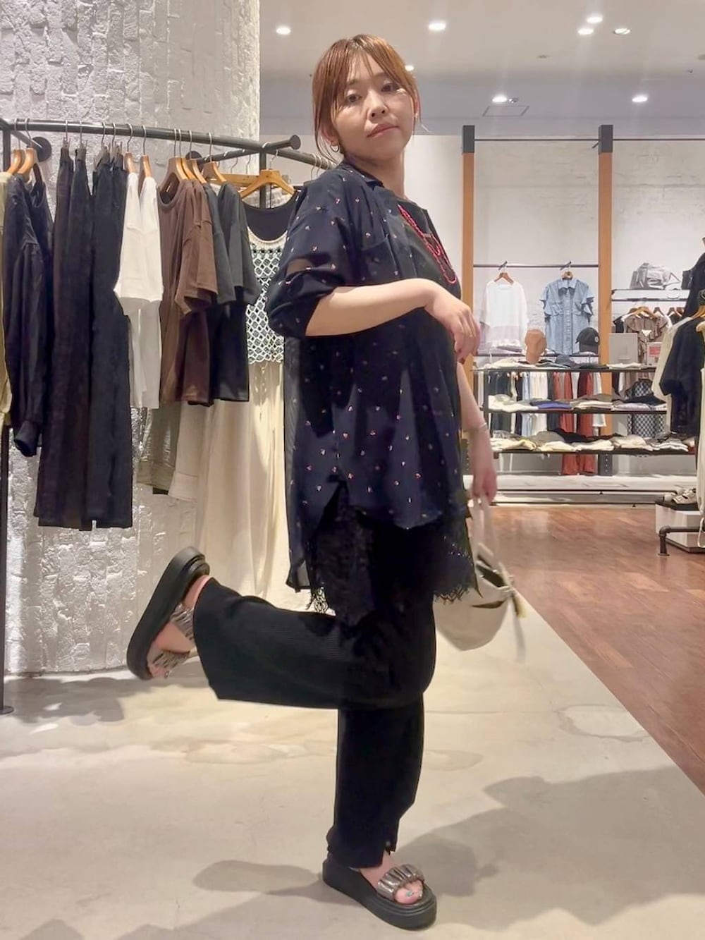 ブラック系のその他パンツ、その他のサンダル、ブラック系のTシャツ/カットソーを着用したレディースの夏コーディネートの6枚目の写真