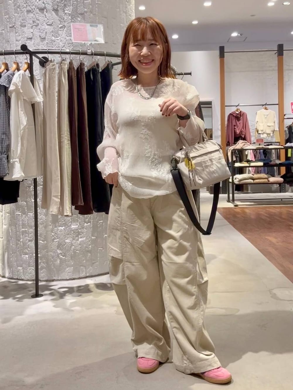 ベージュ系のその他パンツ、ブルー系のTシャツ/カットソー、ホワイト系のトートバッグを着用したレディースの秋コーディネートの2枚目の写真