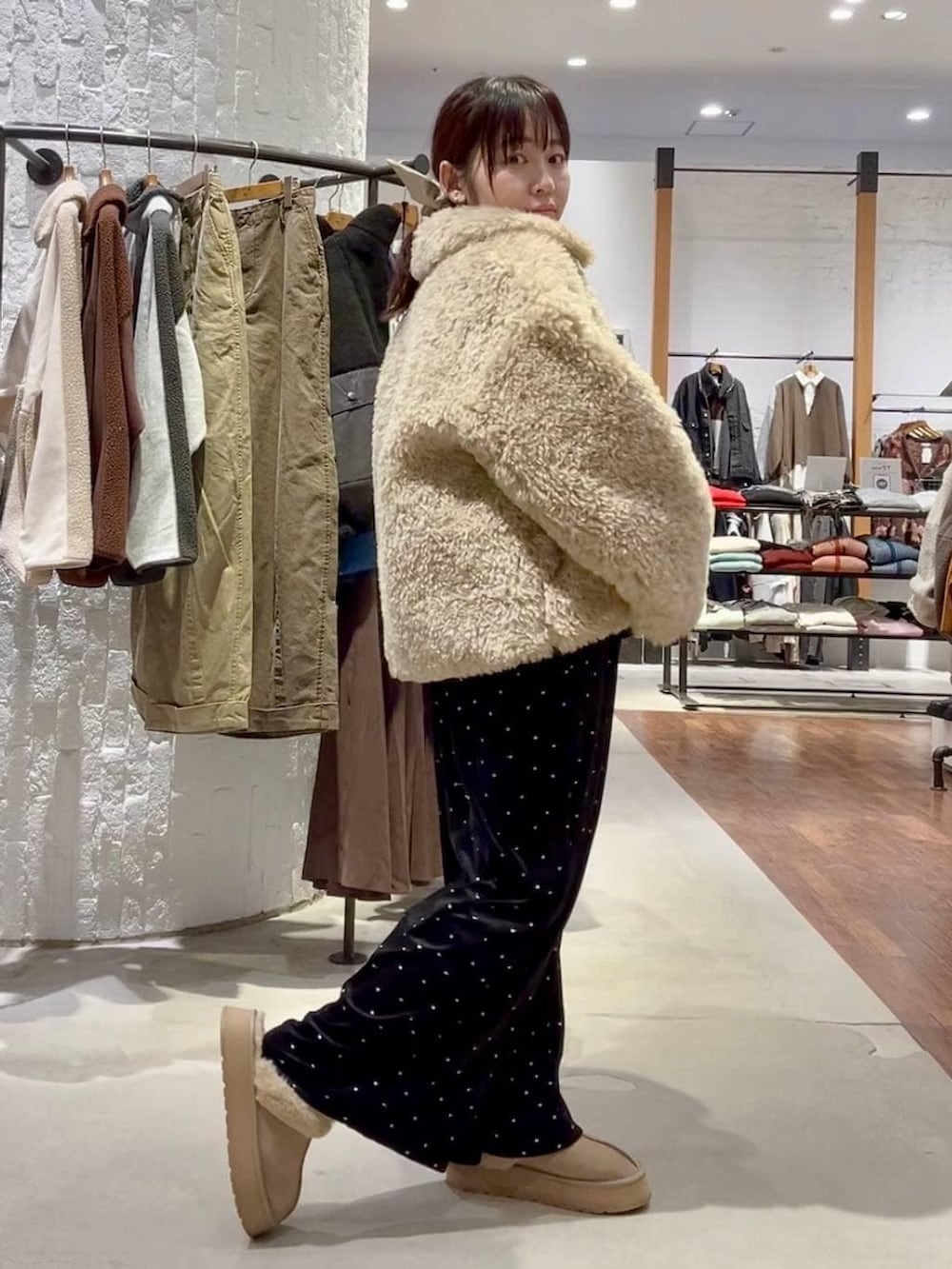 ブラック系のニット/セーター、ベージュ系のブルゾン、ベージュ系のその他シューズを着用したレディースの冬コーディネートの3枚目の写真