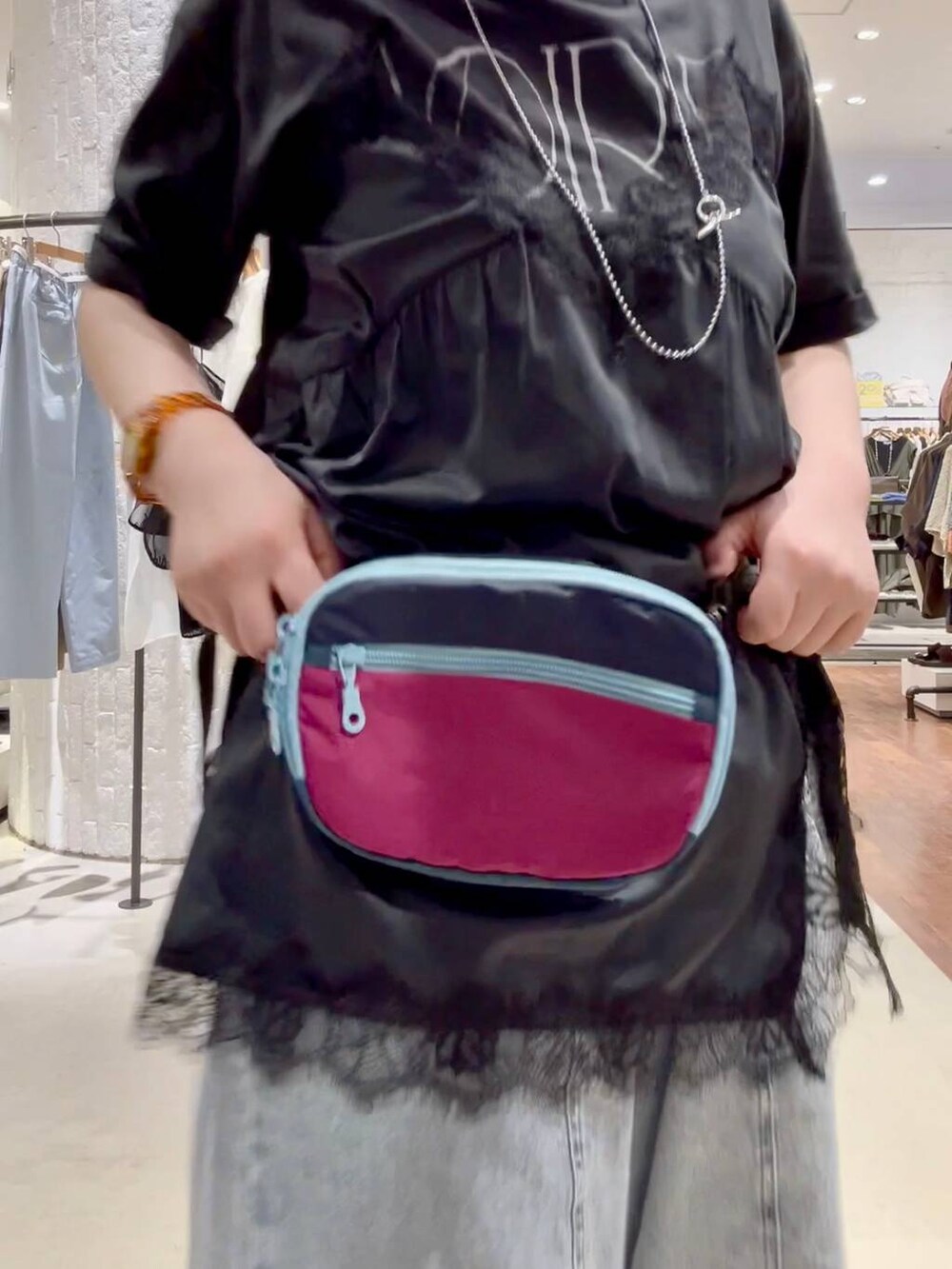 ブルー系のデニムパンツ、グレー系のTシャツ/カットソー、その他のボディバッグ/ウエストポーチを着用したレディースの春コーディネートの6枚目の写真