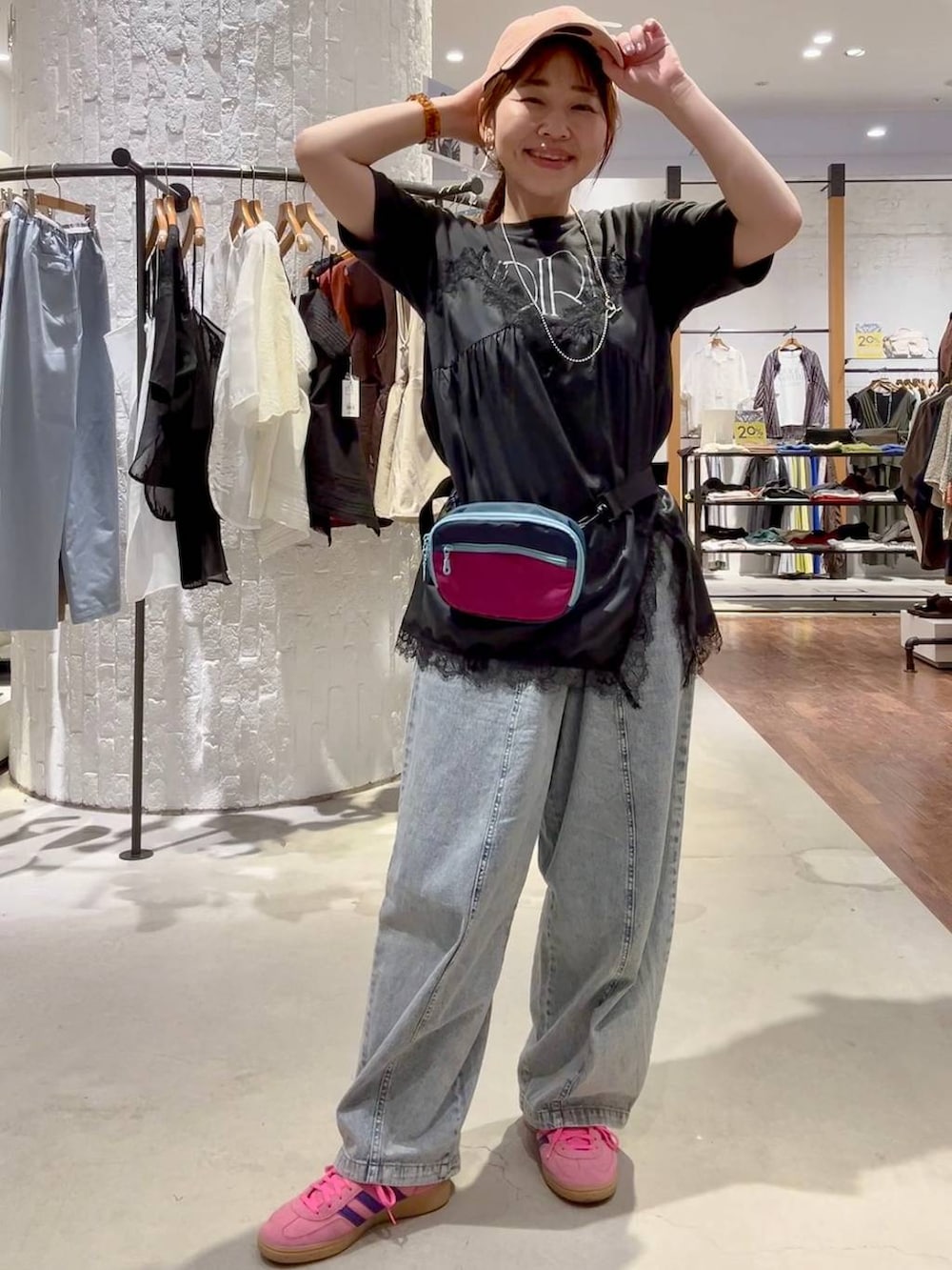 ブルー系のデニムパンツ、グレー系のTシャツ/カットソー、その他のボディバッグ/ウエストポーチを着用したレディースの春コーディネートの2枚目の写真