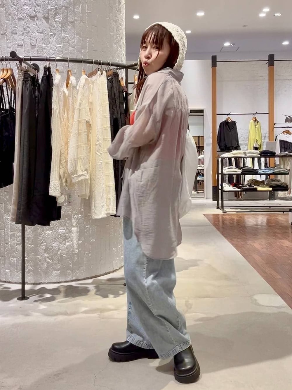 グレー系のシャツ/ブラウス、ブラック系のその他シューズ、ホワイト系のトートバッグを着用したレディースの春コーディネートの3枚目の写真