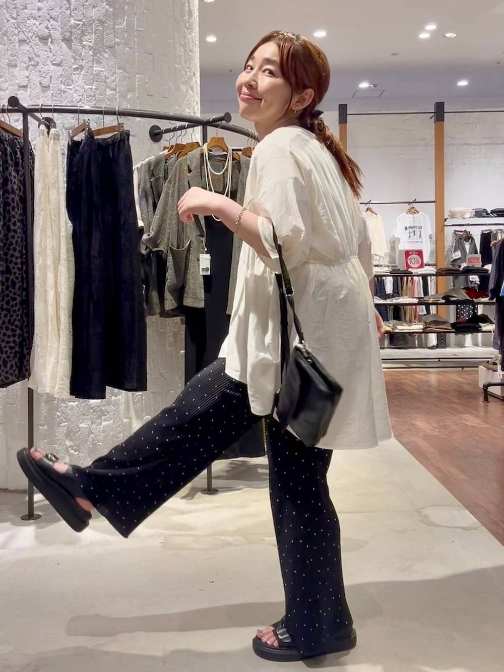 その他のその他パンツ、ホワイト系のカーディガン/ボレロ、ブラック系のサンダルを着用したレディースの夏コーディネートの4枚目の写真