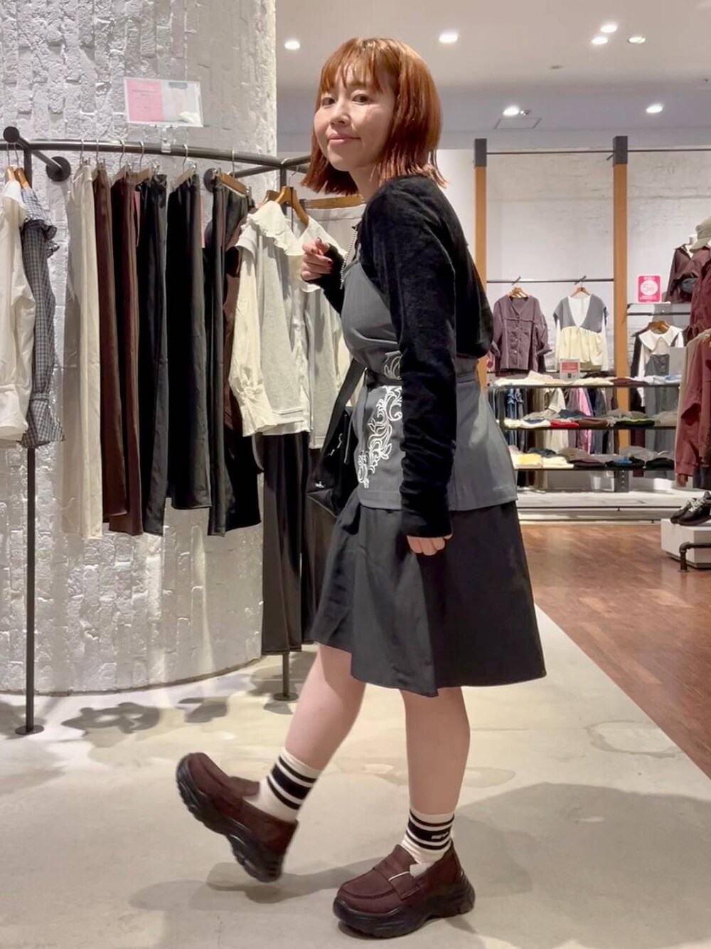 ブラウン系のローファー、ブラック系のトートバッグ、グレー系のその他パンツを着用したレディースの秋コーディネートの3枚目の写真