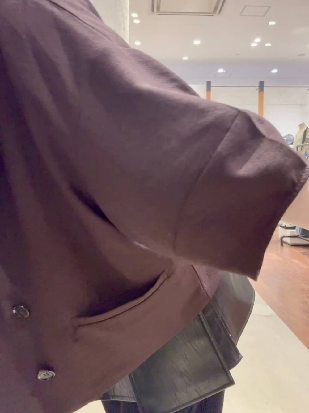 ブラック系のその他パンツ、ブラック系のサンダル、ブラウン系のテーラードジャケットを着用したレディースの夏コーディネートの5枚目の写真