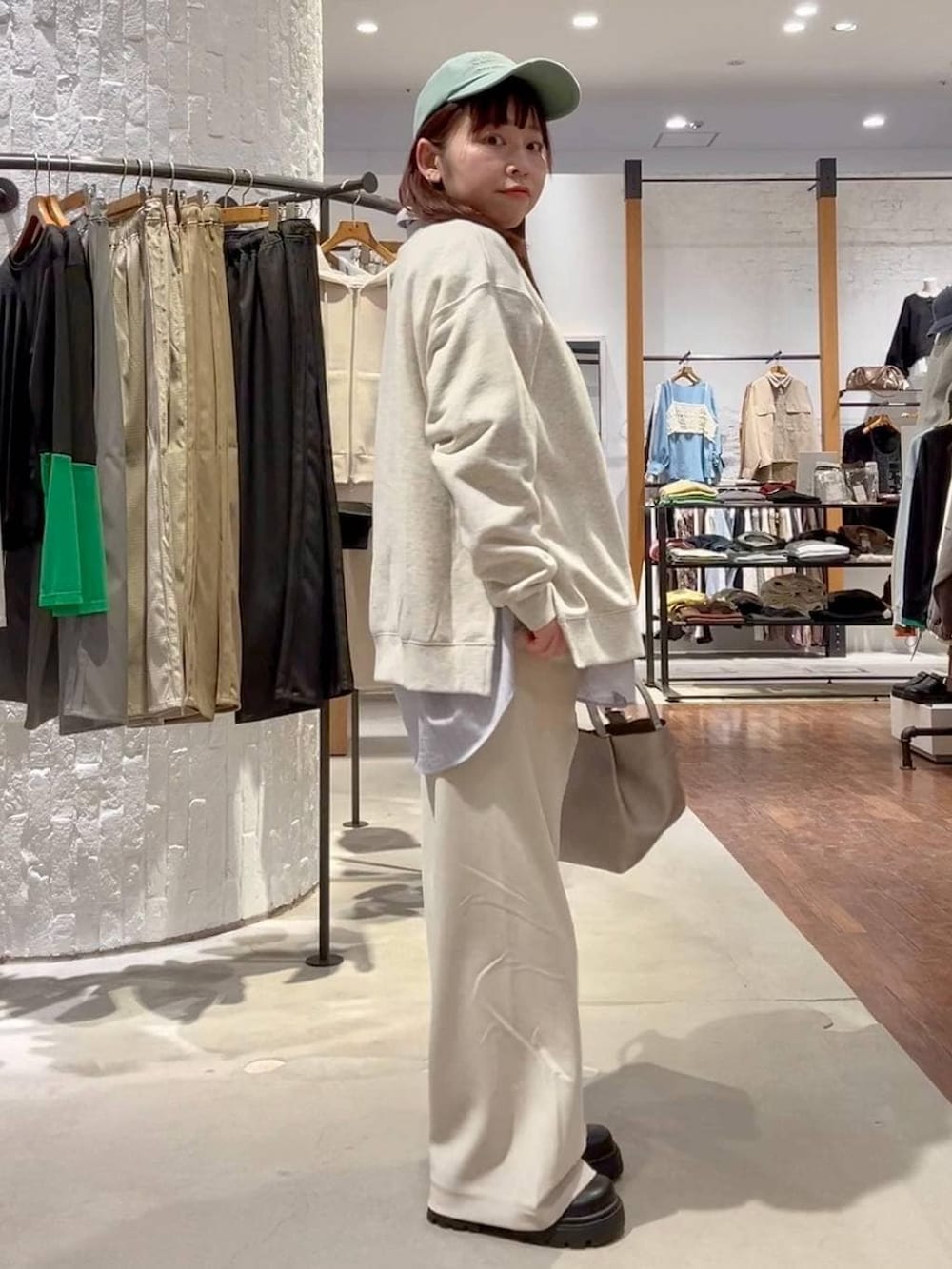 ブラック系のその他シューズ、ピンク系のトートバッグ、ホワイト系のその他パンツを着用したレディースの冬コーディネートの3枚目の写真