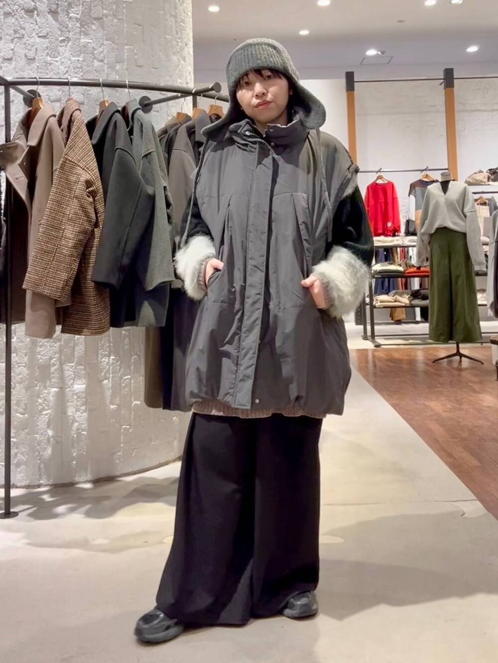 ブラック系のその他パンツ、グレー系のその他アウター、ブラック系のその他アウターを着用したレディースの秋コーディネートの2枚目の写真