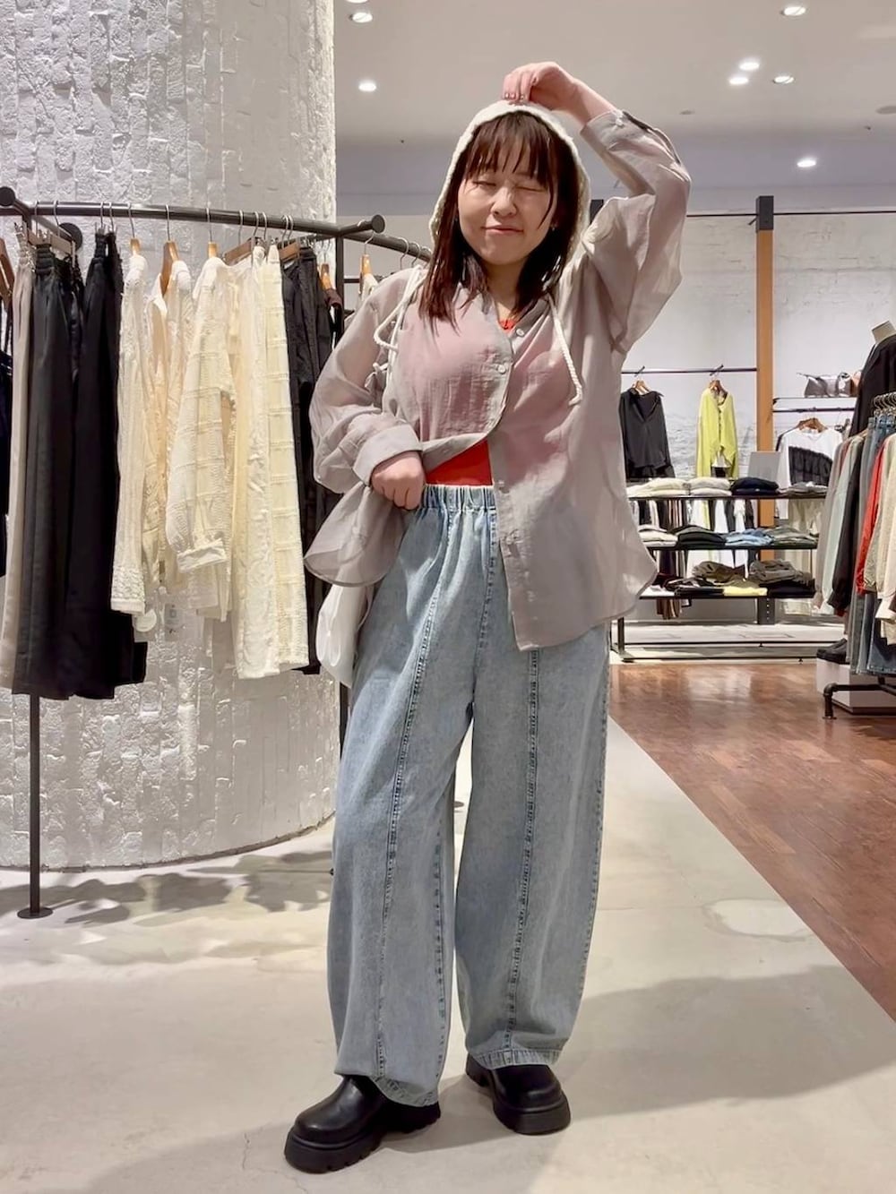 グレー系のシャツ/ブラウス、ブラック系のその他シューズ、ホワイト系のトートバッグを着用したレディースの春コーディネートの2枚目の写真