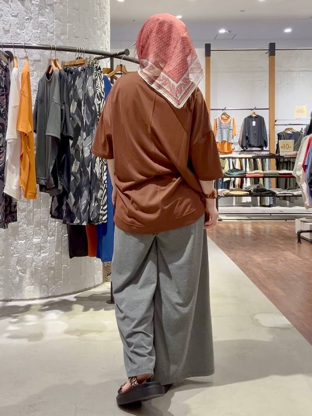 グレー系のその他パンツ、その他のサンダル、ブラウン系のTシャツ/カットソーを着用したレディースの春コーディネートの4枚目の写真